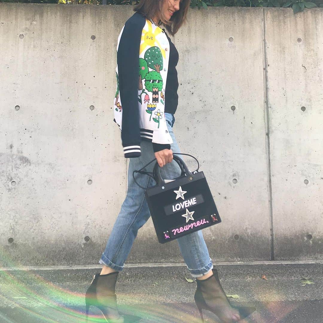 増山敬子のインスタグラム：「あら？今日は恒例の、夜更かしタイムdayだったんだけど、 子供達が先に珍しく寝てしまった😂 疲れてたんだろうなっ。って事で 私フリータイム🤗 さて#fvecフリマ アイテム こんなブランドあったんだ😲 っと新たに知るブランドもあって 届くのが日々楽しみ💗 今#ラクマ　だと買った分の5%が #キャッシュバック されるから 欲しいものがある方は今が狙い目です🕊 明日が学校休みなのが嬉しいー！ のんびりお家で過ごしますっ💗 #mamacoordinate #ブルゾン　#miramikati  #デニム  #blackbymoussy  #ショートブーツ #zara#ザラジョ #バック　#newneu」