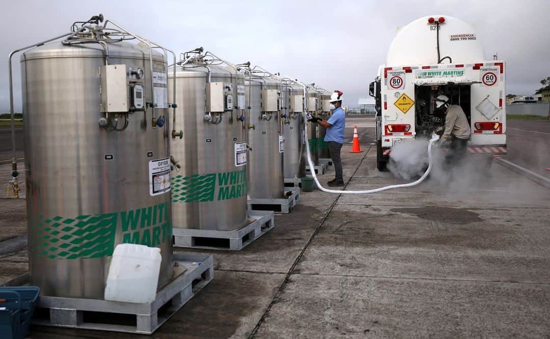 NBC Newsさんのインスタグラム写真 - (NBC NewsInstagram)「Brazil’s state of Amazonas is facing an oxygen shortage during a renewed surge in COVID-19 deaths, its government said on Thursday.⁠ ⁠ Amazonas health secretary Marcellus Campelo said the state needs almost three times more oxygen that it can produce locally and appealed for supplies from other states.⁠ ⁠ Brazil is home to the world’s second-deadliest coronavirus outbreak after the United States.⁠ ⁠ Tap the link in our bio to read more.⁠ ⁠ 📸 Bruno Kelly / @reuters」1月16日 4時53分 - nbcnews