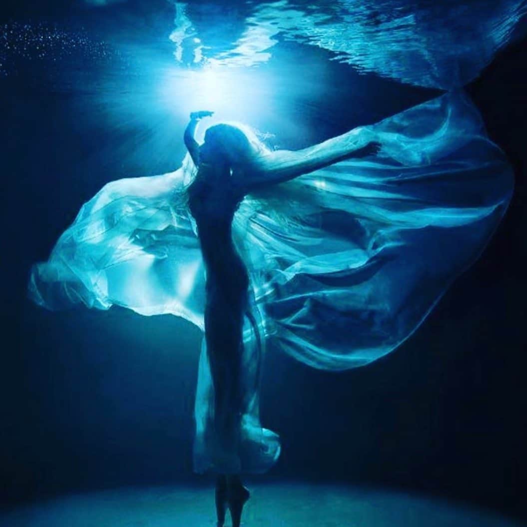 ジーナ・カラーノのインスタグラム：「You cannot silence, mute or censor the spirit. It does not ask anyone or anything for permission to exist. 🕊」