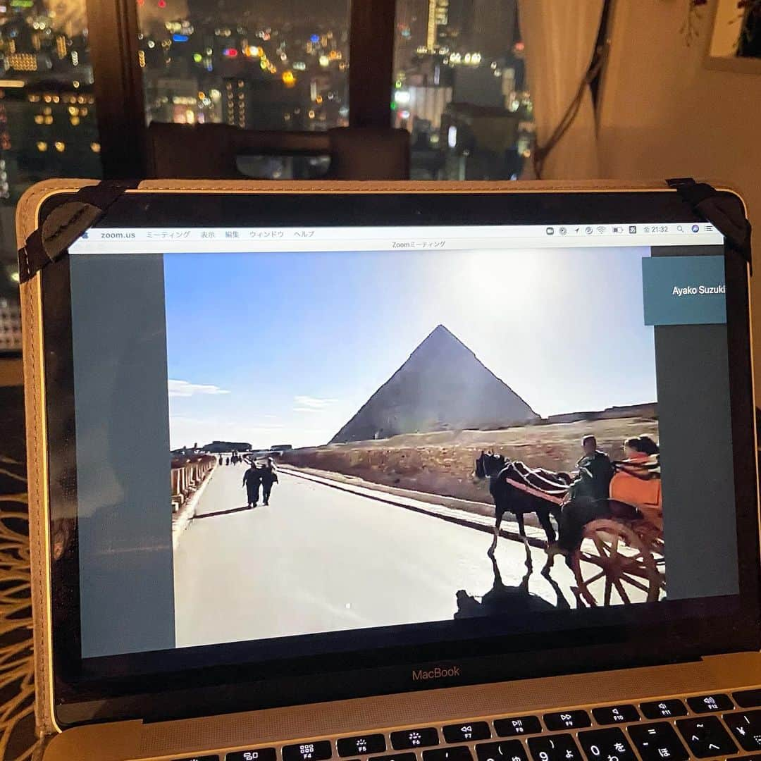 鈴木絢子さんのインスタグラム写真 - (鈴木絢子Instagram)「・ ・ 【本日の世界遺産ピラミッドツアー】 写真はエジプトではない、 懐かしのドバイ出張＠美容展示会 ですw 同じアラブでも、エジプトは初❗️ ・ ✈︎ 弊社beausで開始したサービス ✈︎ 自宅にいながら体験できる！ 世界各地を旅するオンラインツアーサイト 『Magic Carpet（マジックカーペット）』 https://magicc.jp/ ・ 本日開催されたのは👉 🇪🇬 【ライブ配信】現地から生中継！ 世界遺産ピラミッドとスフィンクスをまわるオンラインツアー ・ 現地ガイド、ハーティスさんと一緒にめぐるツアー！ 1時間ちょっとで下記のような観光ができます。 ・ 💎三大ピラミッドが横一列で見えるスポット ↓ 💎クフ王のピラミッド ↓ 💎カフラー王のピラミッド ↓ 💎メンカウラー王のピラミッド ↓ 💎スフィンクス ・ その場で質問に答えてくれたり、ラクダに近づいてみたり。 エジプトってこんな感じ！という雰囲気をサラリと体験できます🌟 ・ 他にも1〜2月はこんなツアーがあります🤗✨ ・ ーーーーーーーーーーーー 🇩🇪【オンラインツアー】 ドイツ旅行☆クリスマスマーケットと街歩きツアー 1/26 (火) 14:00 2/13 (火) 14:00 https://peatix.com/event/1761732 ・ 🇪🇬【ライブ配信】 現地から生中継！世界遺産ピラミッドとスフィンクスをまわるオンラインツアー 1/15(金) 21:00 1/17(日) 21:00 https://peatix.com/event/1751820/view ・ 🇯🇵【ライブ配信】 沖縄のビーチから送るモーニングヨガオンラインレッスン 1/19(火) 8:30 1/30(土) 8:30 https://peatix.com/event/1751862/view ・ 🇺🇸【オンラインツアー】 有名IT企業を一挙訪問！シリコンバレー周遊ツアー 1/16(土)11:00 1/23(土)13:00 https://peatix.com/event/1761711 ・ 🇯🇵【材料つき】 冬の定番お菓子！クランベリーバーのオンラインレッスン 1/21(木) 20:00 1/31 (日) 20:00 https://magicc07.peatix.com/vie ・ 🇧🇴【オンラインツアー】 現地ガイドがご案内！ボリビア・アマゾンのジャングルツアー 1/22(金) 21:00 https://peatix.com/event/175547 ・ 🇱🇰【ライブ配信】 現地から生中継！世界遺産スリランカ「天空の宮殿シーギリヤ」オンラインツアー 2/23(火)13:00 2/27(土)13:00 https://peatix.com/event/176723 ・ 🇨🇦【オンラインツアー】 北米のパリ カナダモントリオールを現地ツアーガイドがご案内 2/16(火) 22:30 2/20(土) 22:30 https://peatix.com/event/176695 ・ 🇮🇹【オンラインレッスン】 イタリアのマンマ直伝の味！カルボナーラ作り 2/4(木)19:30 2/7(日)14:30 https://peatix.com/event/176724 ・ 🇦🇺【オンラインツアー】 大自然！オーストラリア、ケアンズ周遊ツアー 2/2(火)14:00 2/11(木)14:00 https://peatix.com/event/176702 ・ 🇫🇷【オンラインツアー】 パリを街歩き！ルーブル美術館エッフェル塔を巡る観光ツアー 2/18(木)19:30 2/25(木)19:30 https://peatix.com/event/1767053 ーーーーーーーーーーーー ・ 海外に行けるその日のために。。 どこに旅行に行こうか、下見を兼ねて❣️ 自宅リビングからプチトリップ、ぜひ体験ください✨✈︎ ・ ・ ・ #オンラインツアー #海外気分 #エジプト #ピラミッド #スフィンクス #オンライン体験 #海外好き #リゾート #世界遺産 #死ぬまでに行きたい世界の絶景 #絶景スポット #砂漠 #自粛 #緊急事態宣言 #プチトリップ #海外旅行好きな人と繋がりたい #マジックカーペット #ドバイ #アバヤ #中東 #アラブ #beaus #magiccapet #stayhome #🇪🇬 #🐪」1月15日 23時24分 - ayako_suzuki810