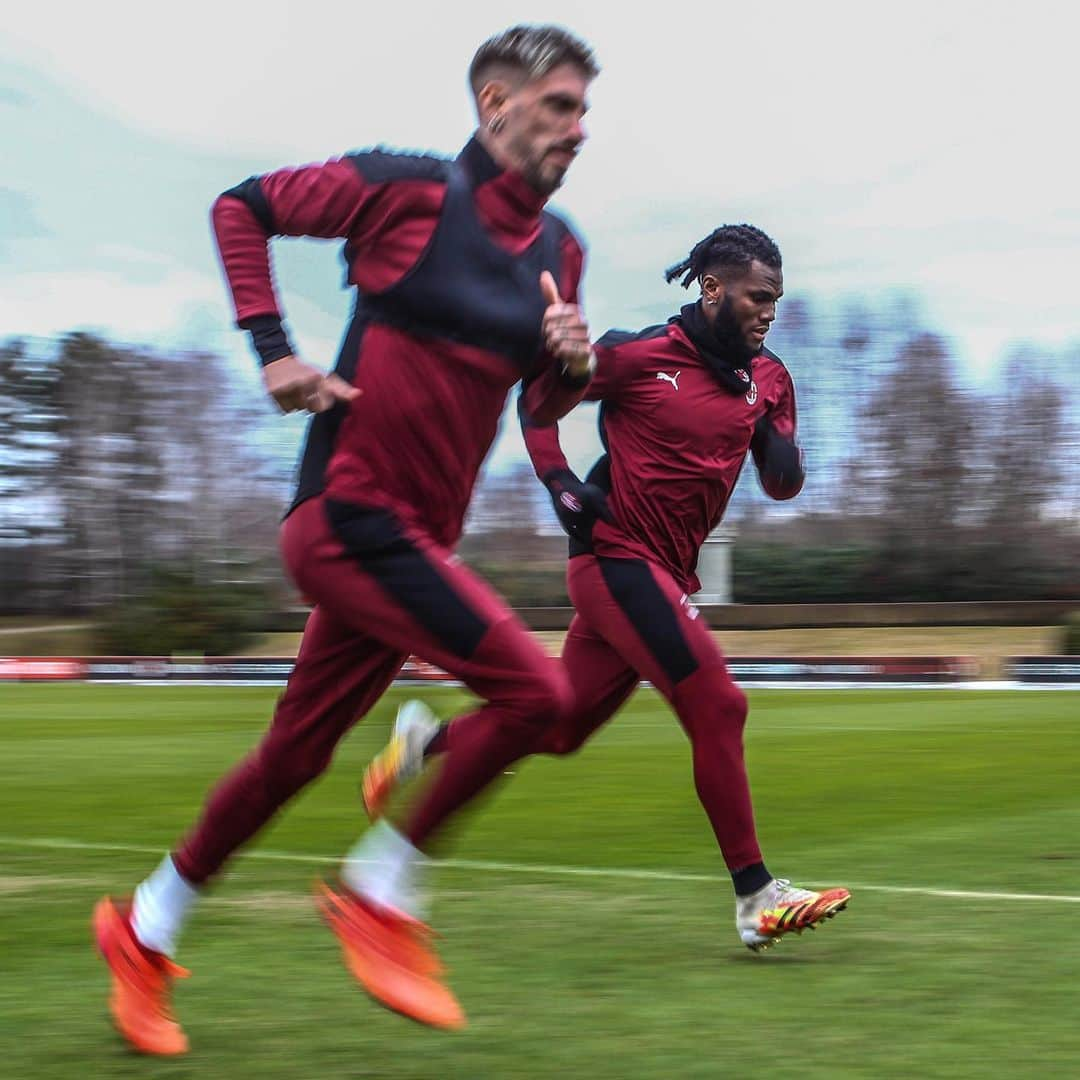 ACミランさんのインスタグラム写真 - (ACミランInstagram)「Fitness day at Milanello: aerobics on the field and trials in the gym 💪  Powered by A2A Energia #CagliariMilan #SempreMilan」1月15日 23時26分 - acmilan