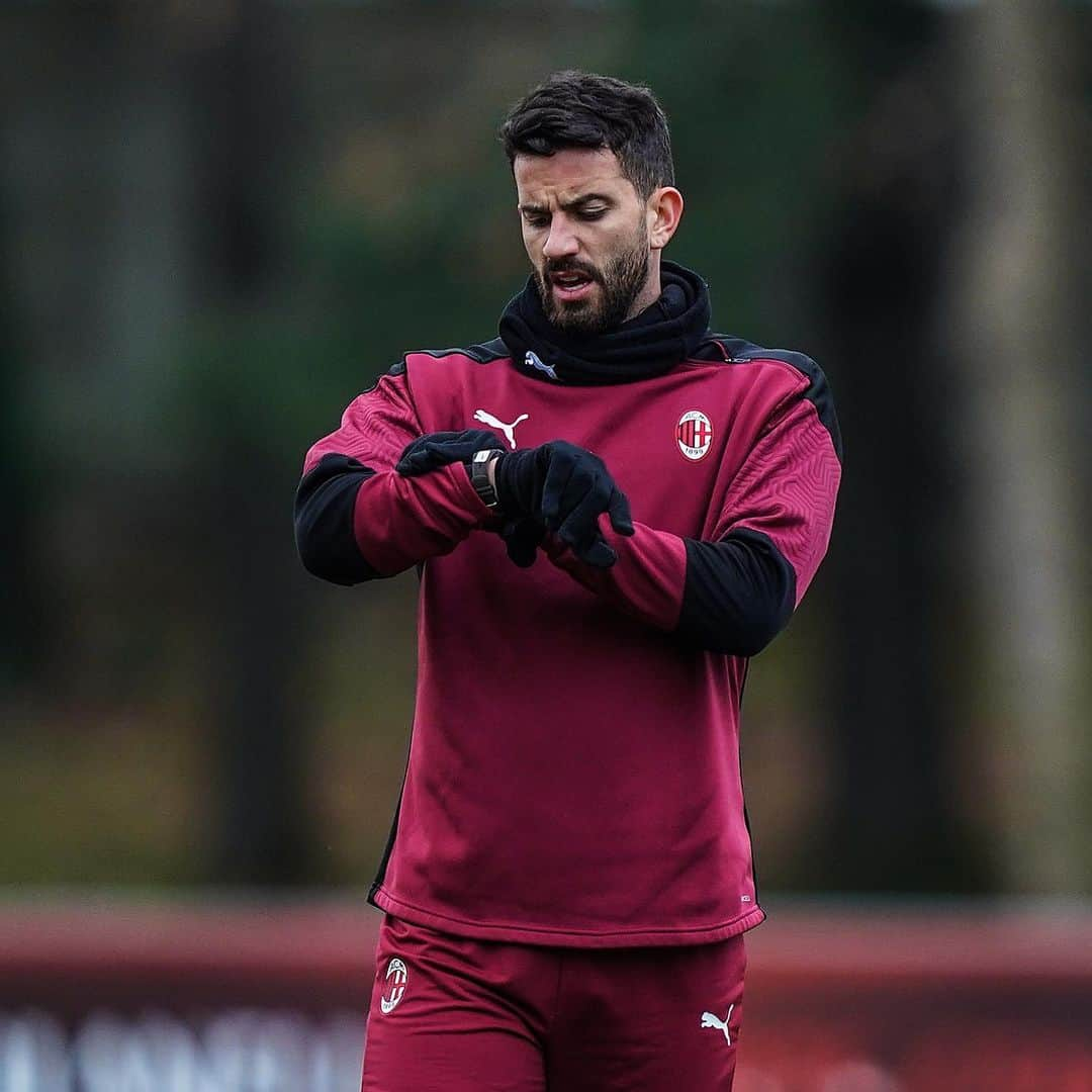 ACミランさんのインスタグラム写真 - (ACミランInstagram)「Fitness day at Milanello: aerobics on the field and trials in the gym 💪  Powered by A2A Energia #CagliariMilan #SempreMilan」1月15日 23時26分 - acmilan