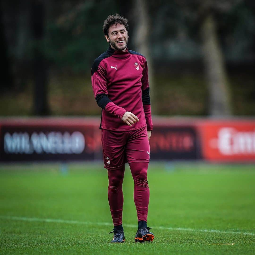 ACミランさんのインスタグラム写真 - (ACミランInstagram)「Fitness day at Milanello: aerobics on the field and trials in the gym 💪  Powered by A2A Energia #CagliariMilan #SempreMilan」1月15日 23時26分 - acmilan