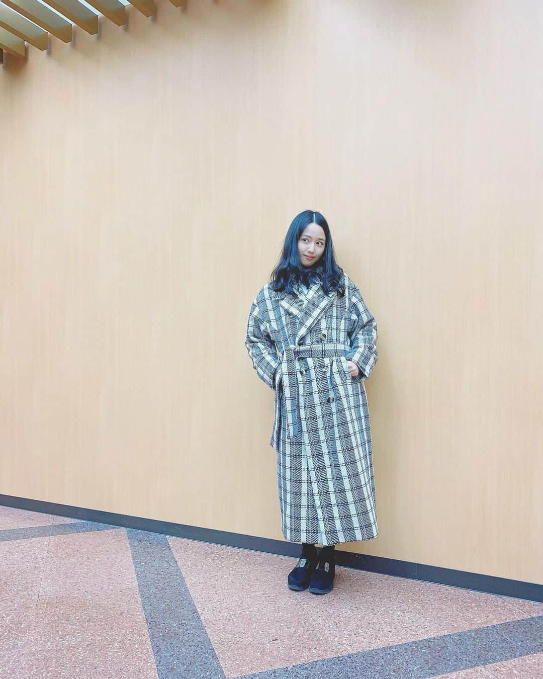高山璃奈さんのインスタグラム写真 - (高山璃奈Instagram)「今年購入したemiriawizのコート、﻿ かわいいし、あたたかいので﻿ お気に入りです(o^^o)﻿ ﻿ #emiriawiz #エミリアウィズ #ugg #uggスニーカー #アウターコーデ」1月15日 23時27分 - rina__takayama