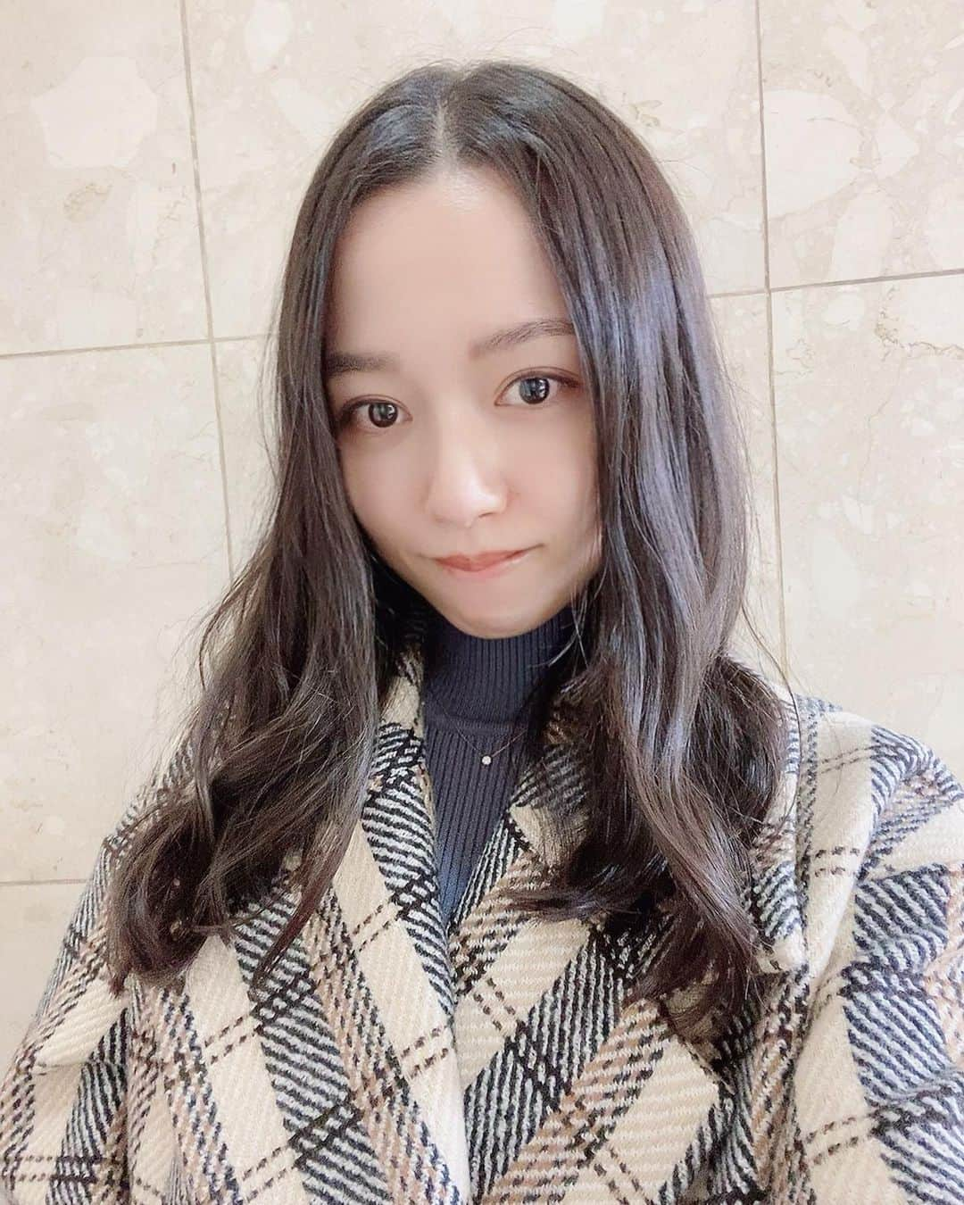 高山璃奈さんのインスタグラム写真 - (高山璃奈Instagram)「今年購入したemiriawizのコート、﻿ かわいいし、あたたかいので﻿ お気に入りです(o^^o)﻿ ﻿ #emiriawiz #エミリアウィズ #ugg #uggスニーカー #アウターコーデ」1月15日 23時27分 - rina__takayama