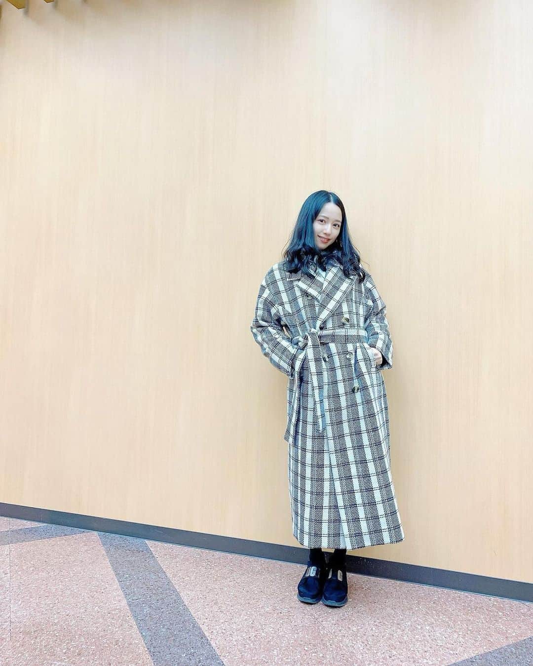 高山璃奈さんのインスタグラム写真 - (高山璃奈Instagram)「今年購入したemiriawizのコート、﻿ かわいいし、あたたかいので﻿ お気に入りです(o^^o)﻿ ﻿ #emiriawiz #エミリアウィズ #ugg #uggスニーカー #アウターコーデ」1月15日 23時27分 - rina__takayama
