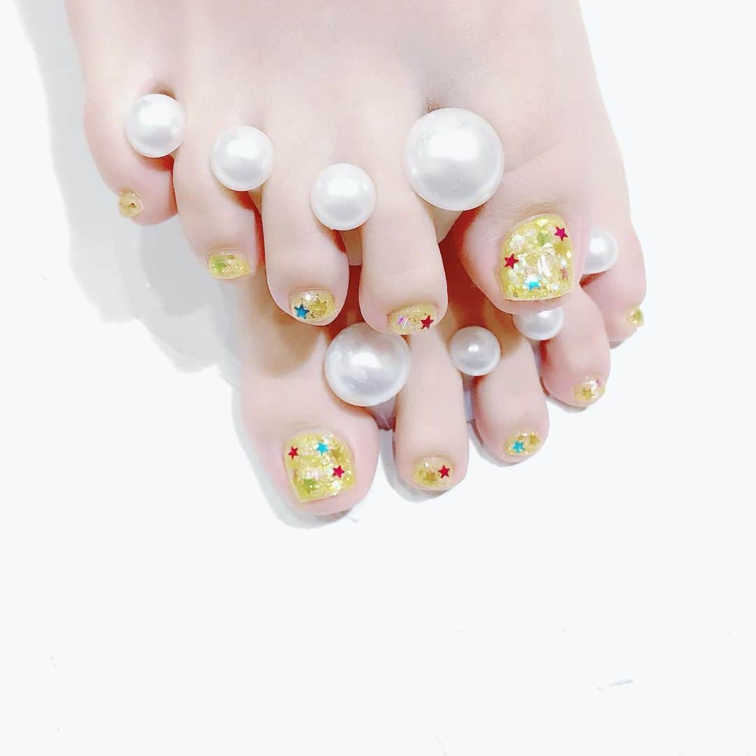 なかやまちえこのインスタグラム：「Kirakira✨⠀ ⠀ #nail #nails #nailart #ネイル #美甲 #ネイルアート  #japanesenailart #manucure #japanesenails #manicurist #gelnails #أظافر #네일아트 #미용 #vẽmóng #ngườiđẹp  #เพ้นท์เล็บ #искусствоногтя #artedeuñas #เพ้นท์เล็บเจล #ジェルネイルデザイン #ネイルデザイン #senikuku #nagelkunst #グリッターネイル #glitternails #footnails #フットネイル #ペディキュア #ちゃあぽん @chapon_930 @aby_sharenail」