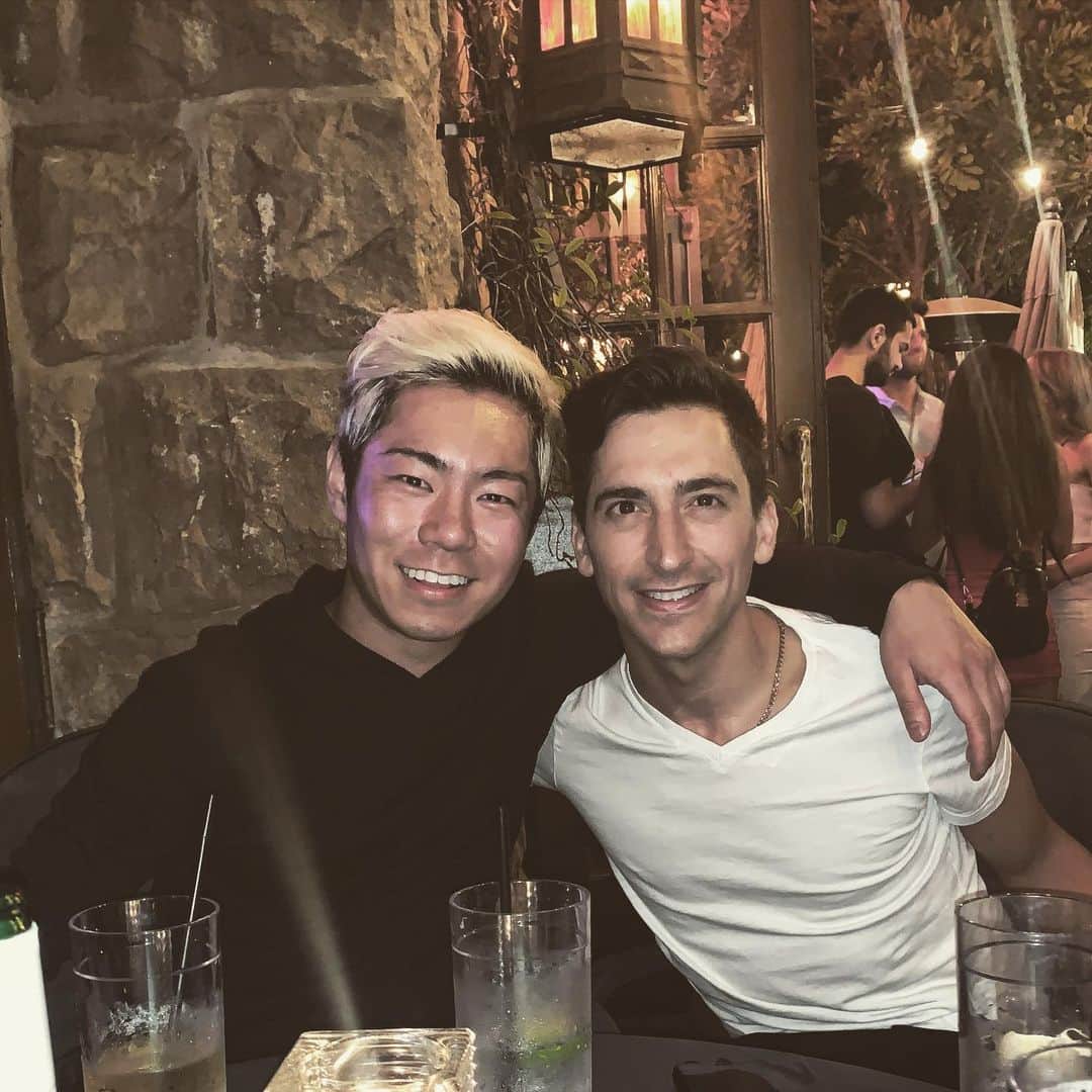 ジョナサン・カサーのインスタグラム：「Happy 30th to my brother, my bestie, wishing you all the best! Can’t wait for brighter days when we can celebrate together!!!  . . . . . .  #thankyouforbeingafriend #goldengirls #flashbackfriday #happybirthday #dirty30🎉」