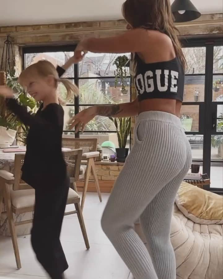 ルー・ティーズデールのインスタグラム：「Didn’t think would get her to be honest 🤣 She was looking at me like I’m such a cringe mum but still entertained it 🥺 (for about half a minute at least) love you Lux ❤️❤️❤️❤️❤️❤️❤️❤️」
