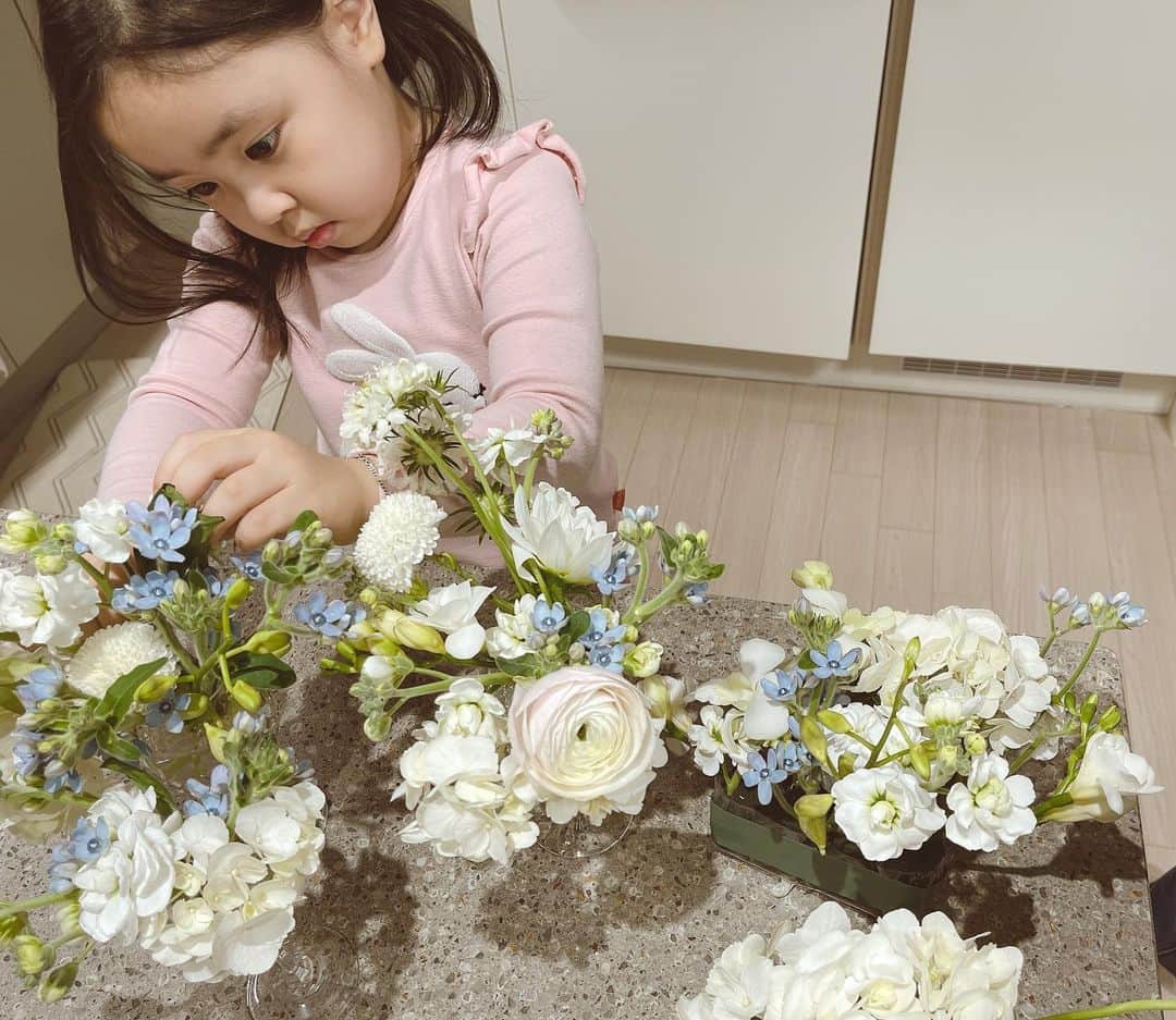 イ・ユンジのインスタグラム：「네가 너무 예뻐서. 꽃을대하는너의손길이 무척이나 고와서.  #라니맘대로#꽃꽂이」