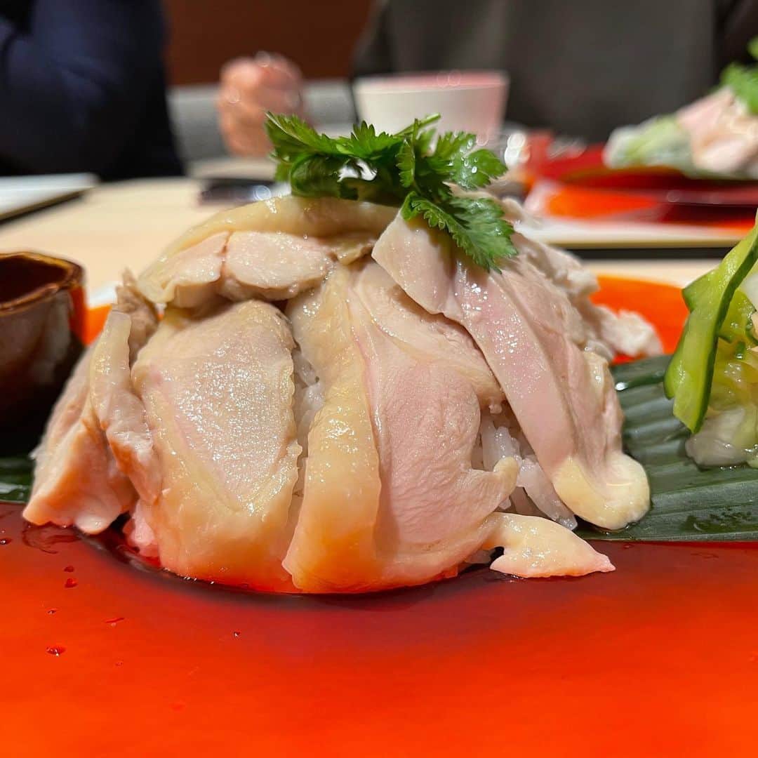 のインスタグラム：「. 美食家のビアさんが切り盛りする「銀座美会」。 言わずと知れた焼鳥の最高峰「鳥しき」さんとの コラボメニューである 売切必至のカオマンガイがテイクアウトで再登場！  柔らかい鶏肉と鶏脂で炊いたこだわりの詰まったジャスミンライスのハーモニーが素晴らしい。 こだわり抜いたカオマンガイ、 名店と名店が本気で作った至極の一品です！ この機会に是非ご賞味ください♪  【テイクアウト】 ビアのカオマンガイ by Torishiki  カオマンガイ ¥2,000（税込）  【注文方法】 現在お電話にてご注文を受け付けているとのことです。 下記事項をスタッフの方にお伝えください。 ・お名前 ・ご連絡先 ・注文個数 ・受け取り日時 📞(TEL:03-3572-5599)  予約受付時間　11:00～ 当日予約OK （数量限定のため、注文個数が多い場合は要相談） 受取時間　11:30〜17:00  ※お支払いは現金のみ。  詳しくは美会さんのInstagramをご覧ください！  #銀座美会 #美会」