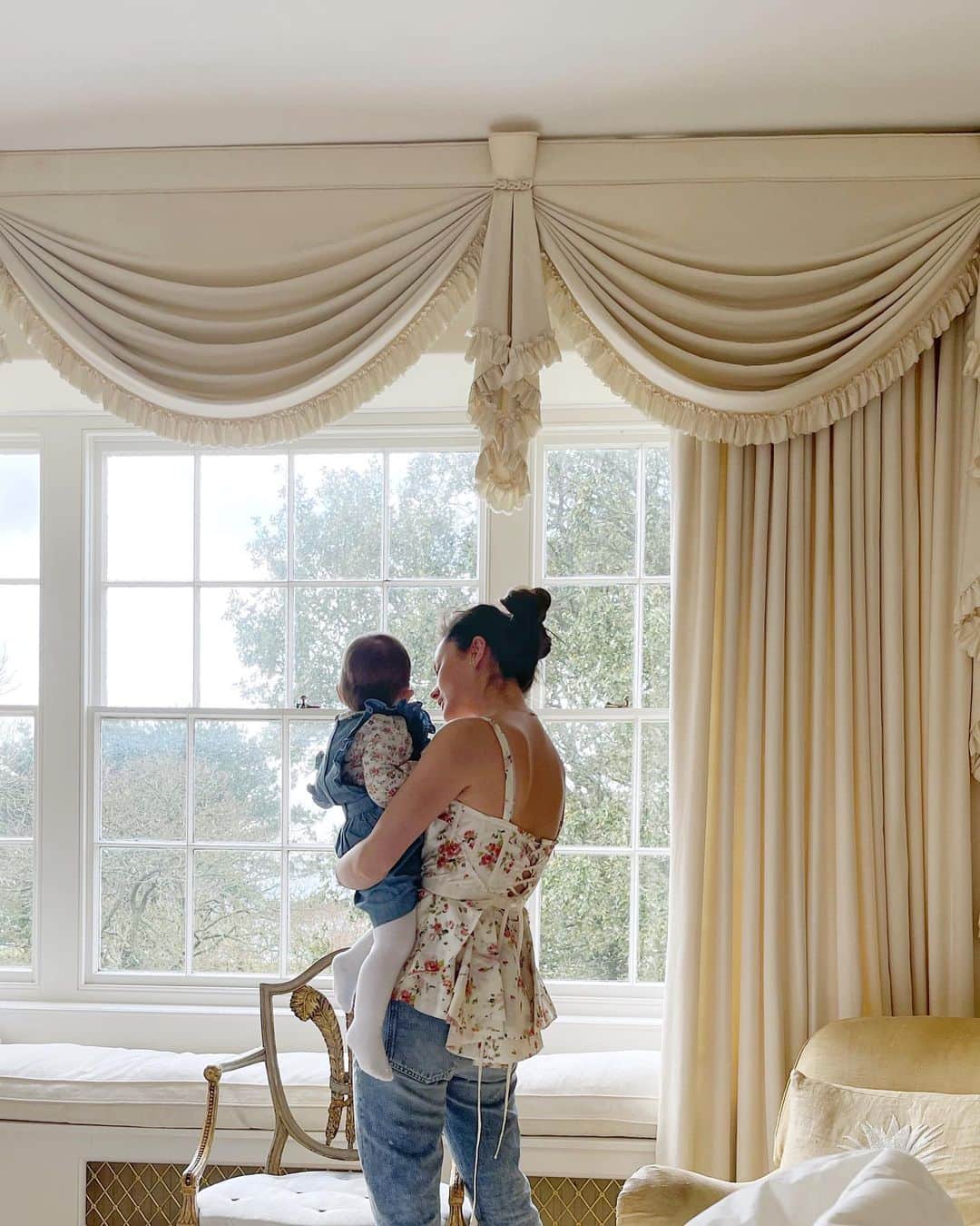 ペオニー・リムのインスタグラム：「The light of my life and the joy of everyday. Family is everything. Sending love from mine to yours however far and wide apart we might be right now, love can travel the distance.  #mummalim #happyfriday」