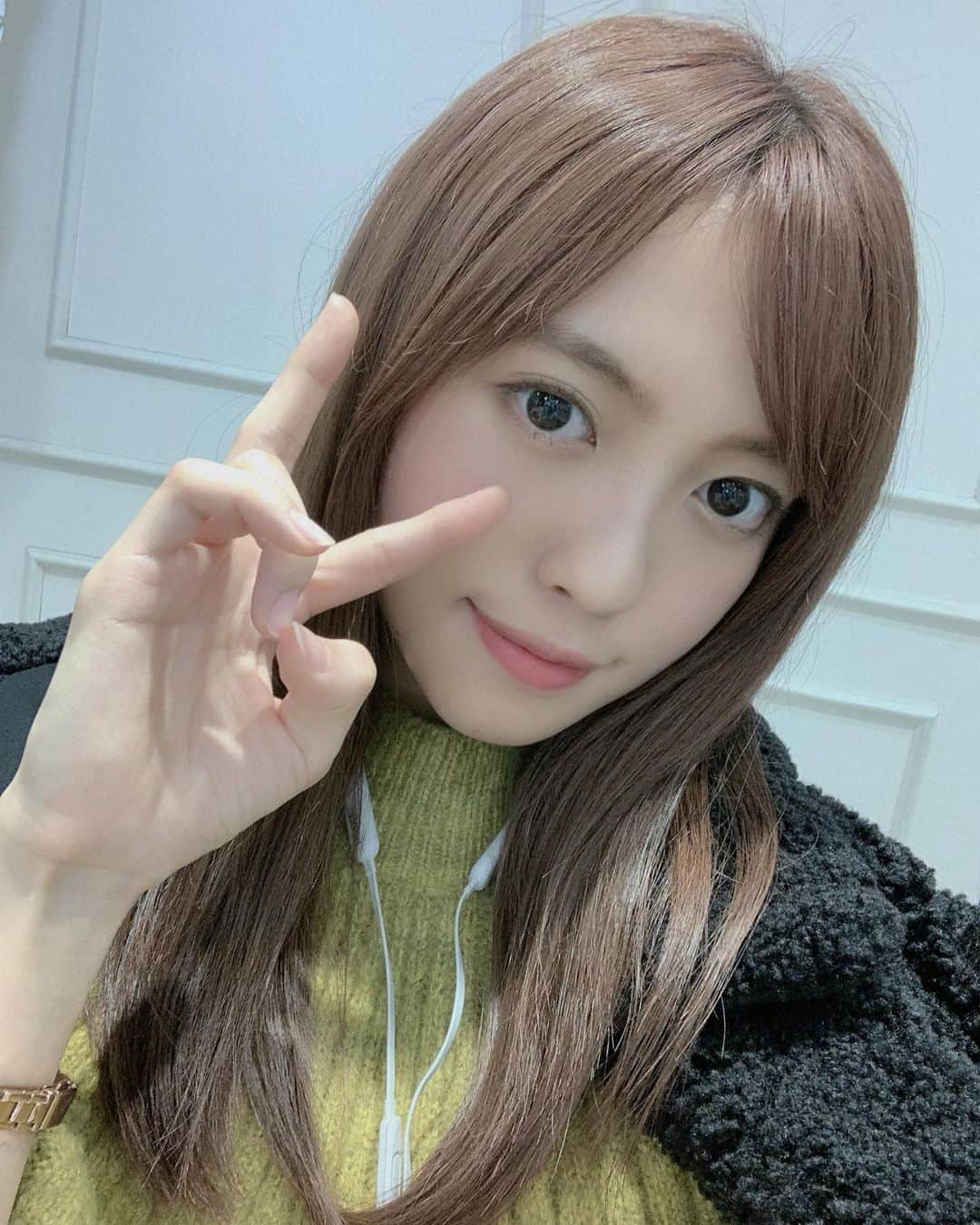 田中えれなのインスタグラム：「～～～～～～～～～～～～～～～～﻿ ﻿ ﻿ じどり🌱﻿ ﻿ ﻿ 前髪流すのおきにいり！﻿ ちょっと伸びてきたのでそろそろ美容院イカネバ﻿ ﻿ あと、このえだまめニットもおきにいり🍙﻿ ﻿ ﻿～～～～～～～～～～～～～ #あほ毛注意報 #ギリセーフ  #ヘアアレンジ #内巻き #ワンカール #セミロング #ブラウンカラー #グリーンニット #私服コーデ #ニットコーデ #ヘアカラー #トレンドコーデ #fff #ootd #いいね返し #いいねした人で気になった人フォロー #followｍe #おしゃれさんと繋がりたい #おしゃれ #アイドル #自撮り #自撮り女子 #全身コーデ #photography #photo #おしゃれ #前髪アレンジ #前髪」