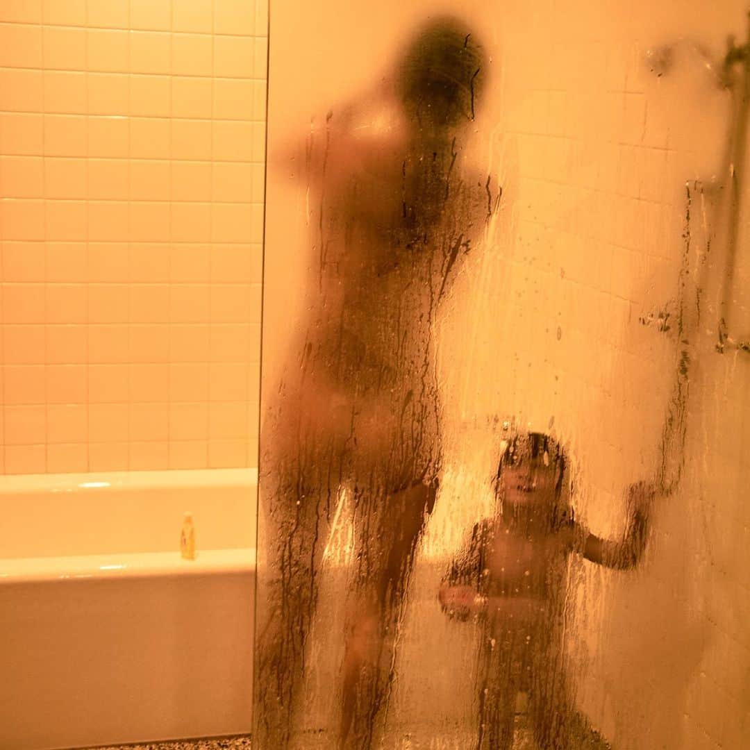 ベン・ワッツさんのインスタグラム写真 - (ベン・ワッツInstagram)「Shower time wiv Wynston x @xgabriela #family #fun #mum&son #benwatts」1月15日 23時52分 - wattsupphoto