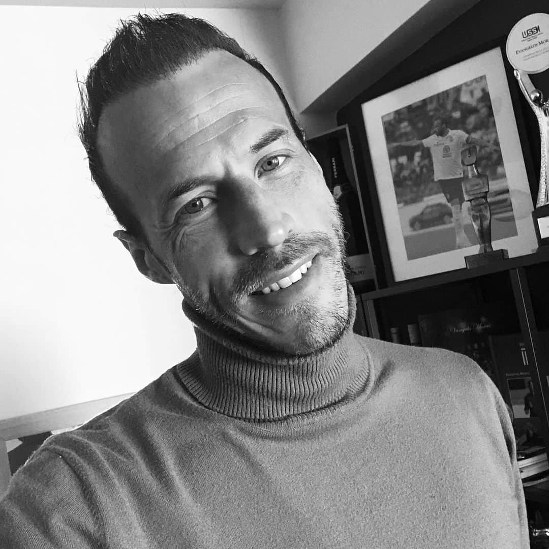 バンゲリス・モラスのインスタグラム：「⚪️⚫️⚪️⚫️ #bkackandwhite #moodoftheday #happiness #smile #home」