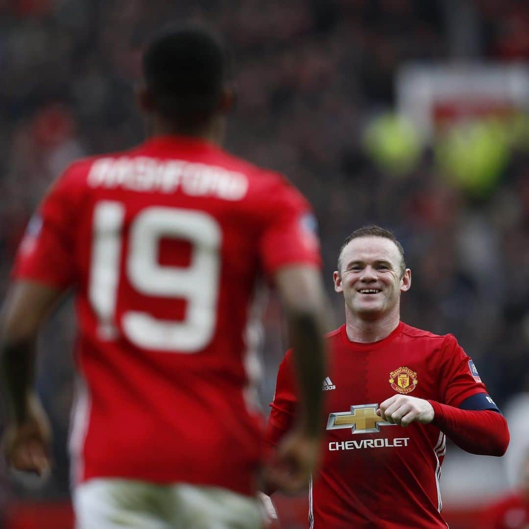 マーカス・ラッシュフォードのインスタグラム：「To one of the greatest. To my hero. It was a dream come true to play alongside you. Congratulations on the most unbelievable career. The 🐐 Happy Retirement @waynerooney ♥️」