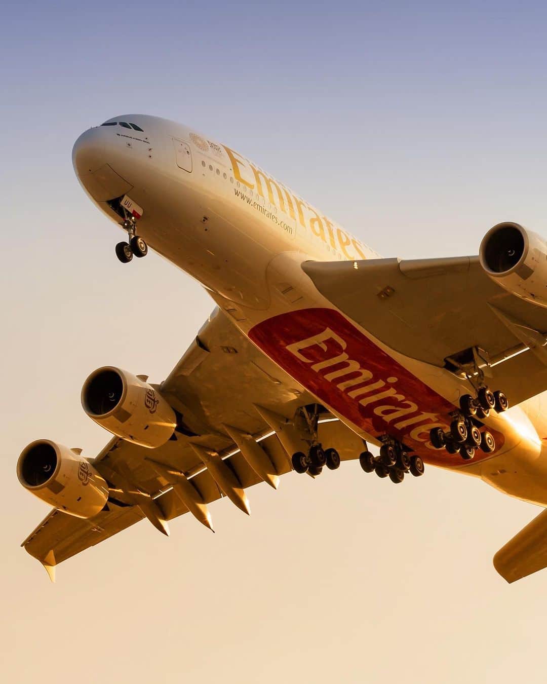 エミレーツ航空さんのインスタグラム写真 - (エミレーツ航空Instagram)「Every take-off is the beginning of a new journey. #FridayFanFoto  📸 @renatospotter」1月16日 0時00分 - emirates