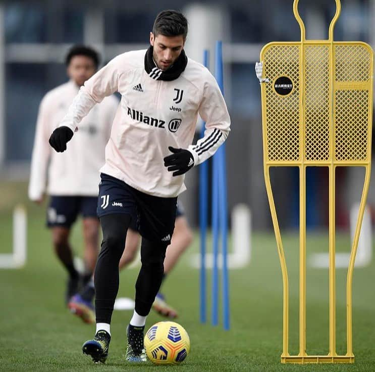 ロドリゴ・ベンタンクールのインスタグラム：「🔜 #InterJuve ⚽️ #ForzaJuve ⚪️⚫️」