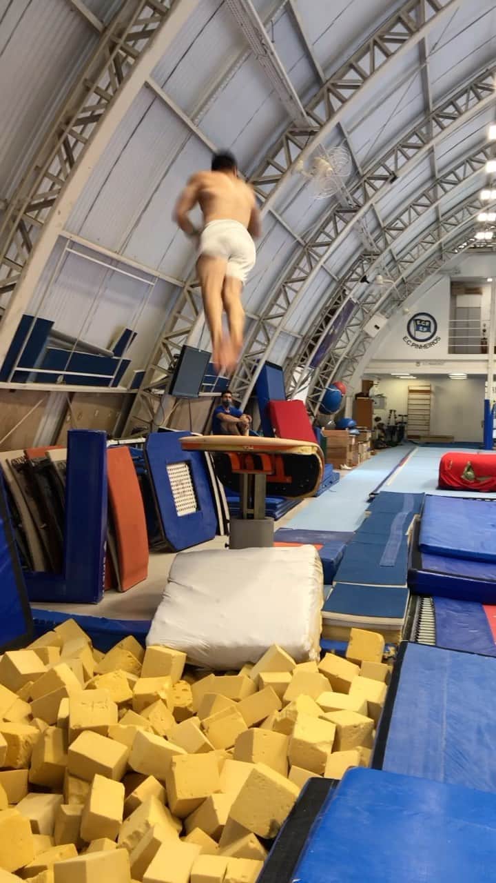 アルトゥール・オヤカワ・マリアノのインスタグラム：「Será que vai esse salto??? 😅 Ai ai essa piscina de espuma viu!  Vamo que vamo  . . .  #EsporteClubePinheiros #ComitêOlimpicoBrasileiro #COB #Caixa #Cbg #BolsaPodio  #ForçasNoEsporte #Cda #Petrobras #TimePetrobras #Aminovital #TimeAjinomoto #fig #gymnastics #ginasta #vault」