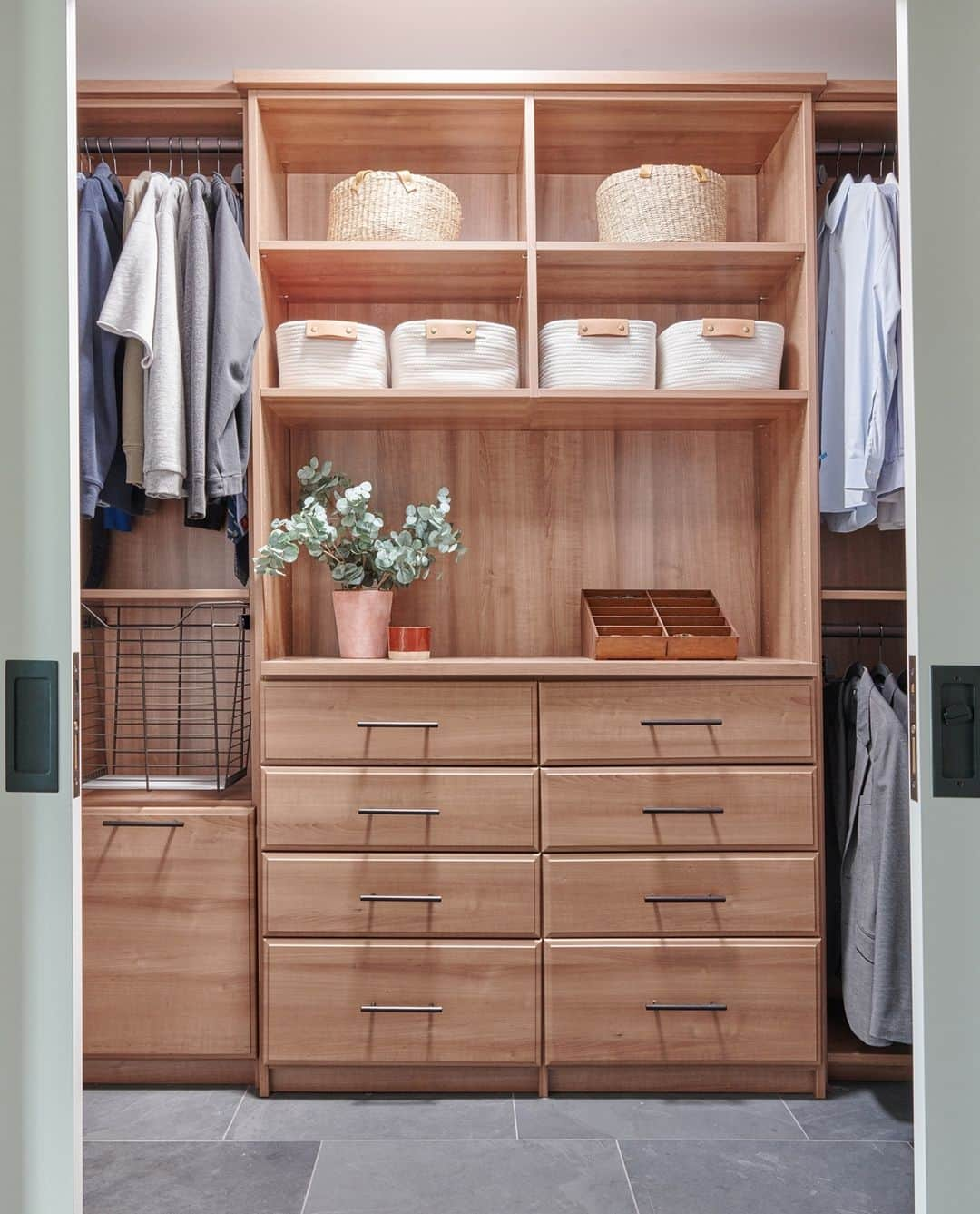 HGTVさんのインスタグラム写真 - (HGTVInstagram)「Dream closet alert! 😍  Even if your closet doesn't look like this one, there are a few clever ways to hack a bigger closet. 🤓 Head to the link in our profile and click this image to learn how to declutter and beautify your closet with top-rated clothing, linen, photo, office and craft organizers! 🔝🛍⁠ ⁠ #FreshStart #shopping #closet #organization #interiordesign #inspiration」1月16日 0時02分 - hgtv