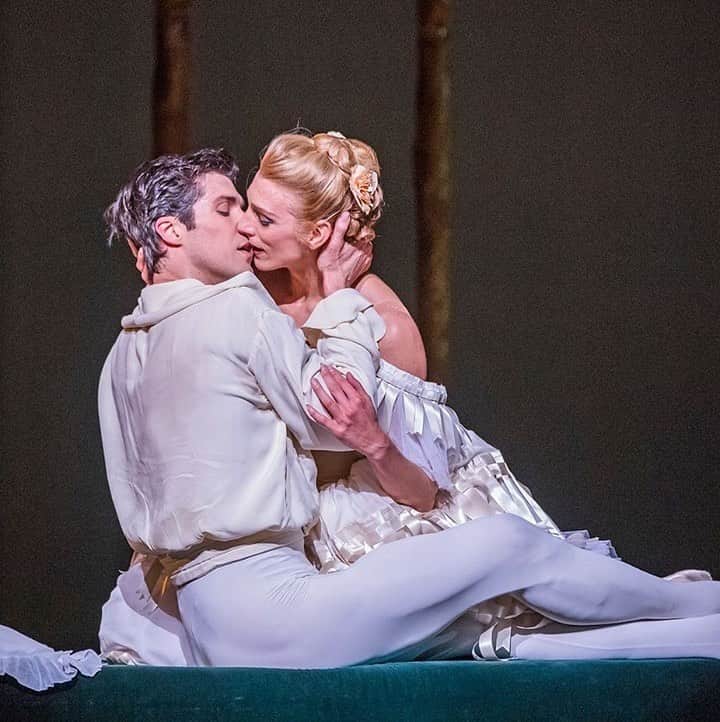 ロベルト・ボッレのインスタグラム：「Posted @withregram • @royaloperahouse Friday I'm in love  Join us this evening for a stream of The Royal Ballet's Marguerite and Armand! Frederick Ashton created the piece for Rudolf Nureyev and Margot Fonteyn in 1963 as a celebration of their unique dance partnership.  The narrative was drawn from the play La Dame aux camélias by Alexandre Dumas fils, which also inspired Verdi’s opera La traviata. Ashton concentrates the play’s tragic essence in choreography of great intensity – Fonteyn recalled that rehearsals for the work contained ‘a passion more real than life itself’.  This recording from 2017 stars @zenaidayanowsky alongside @robertobolle.  Head to stream.roh.org.uk to watch from 7pm UK time!  #OurHouseToYourHouse」