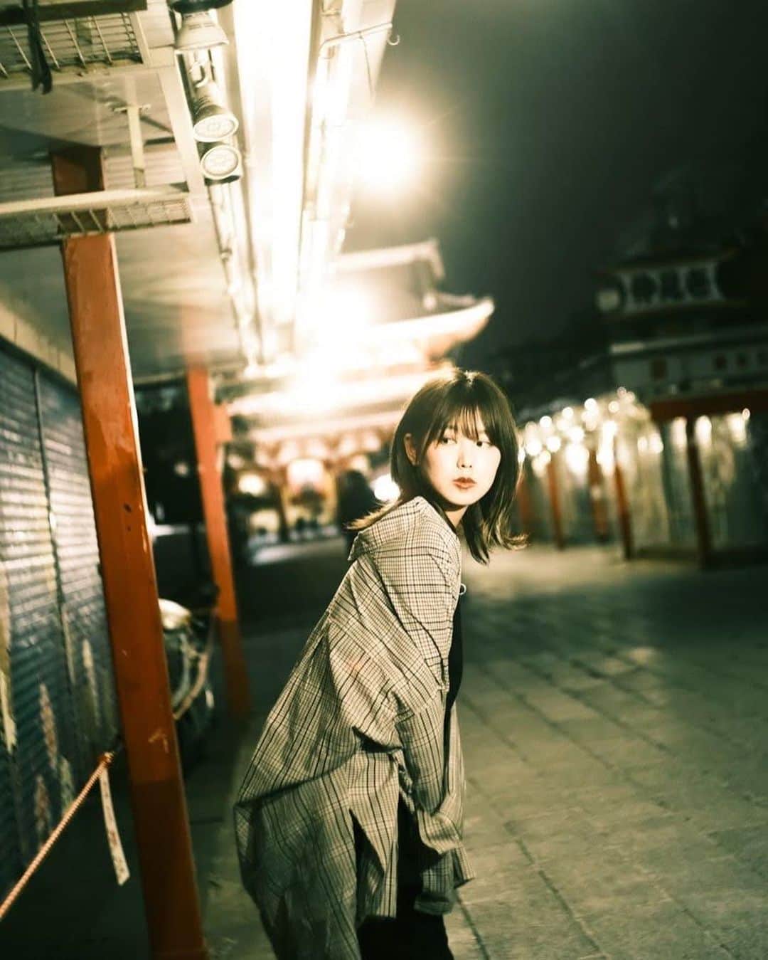 原あやのさんのインスタグラム写真 - (原あやのInstagram)「金曜日か〜〜 明日ちょ〜暖かいらしいから、ちょ〜散歩しよう  photo by @nbutterfly555 𓀅  #ポートレート#被写体#カメラ#フィルム#浅草#東京#過去pic#tokyo#portrait#photography#camera#夜」1月16日 0時02分 - ayano_hara_69
