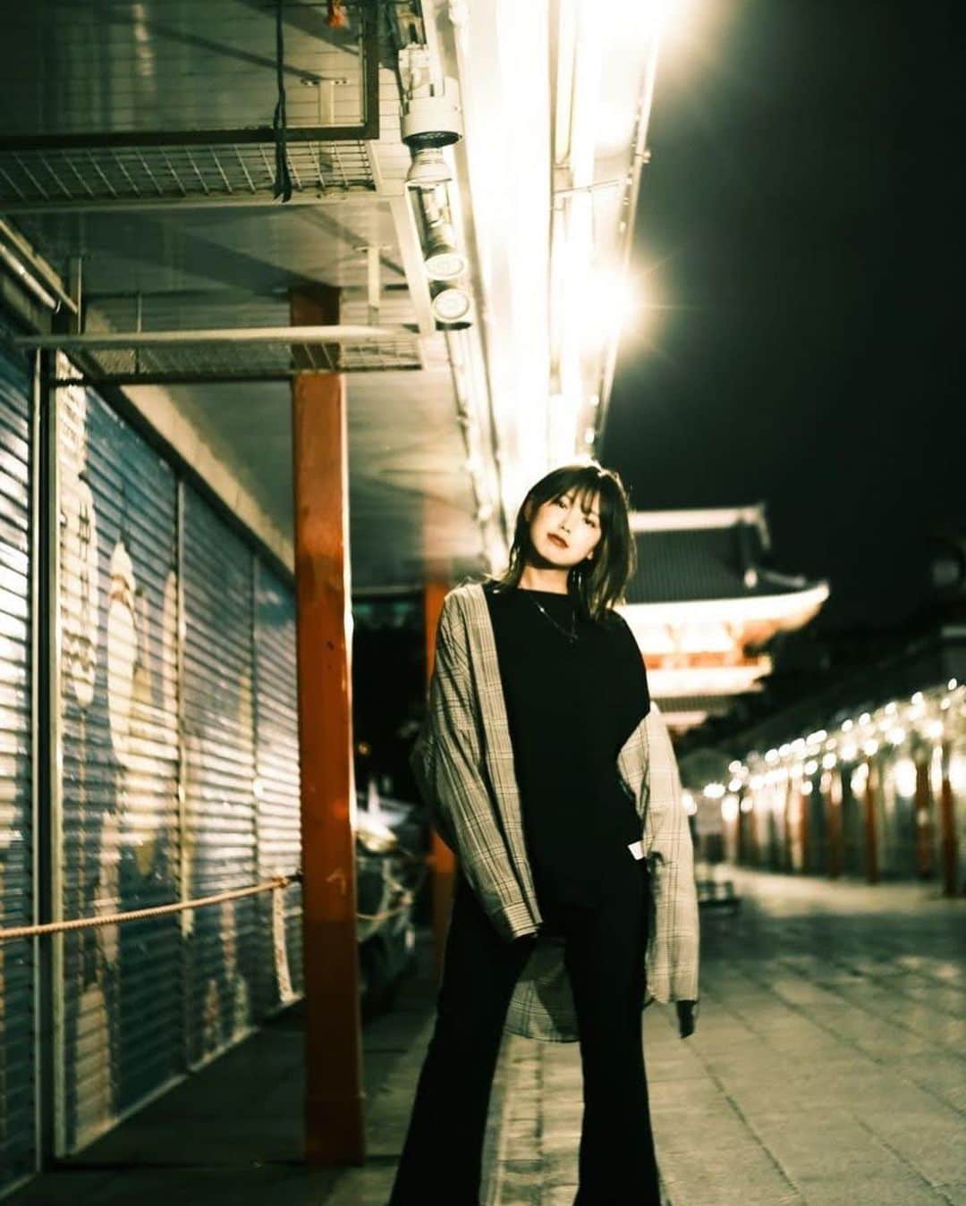 原あやののインスタグラム：「金曜日か〜〜 明日ちょ〜暖かいらしいから、ちょ〜散歩しよう  photo by @nbutterfly555 𓀅  #ポートレート#被写体#カメラ#フィルム#浅草#東京#過去pic#tokyo#portrait#photography#camera#夜」