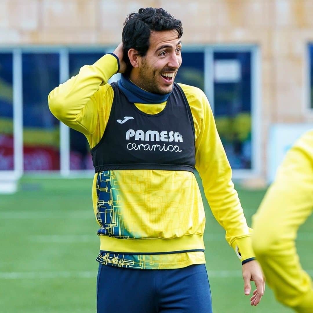 ビジャレアルCFのインスタグラム：「¡Con buen ambiente se trabaja mejor 😂🙌! . When there’s a good atmosphere, you work better 😂🙌! . #Villarreal #futbol #football #soccer #copadelrey」