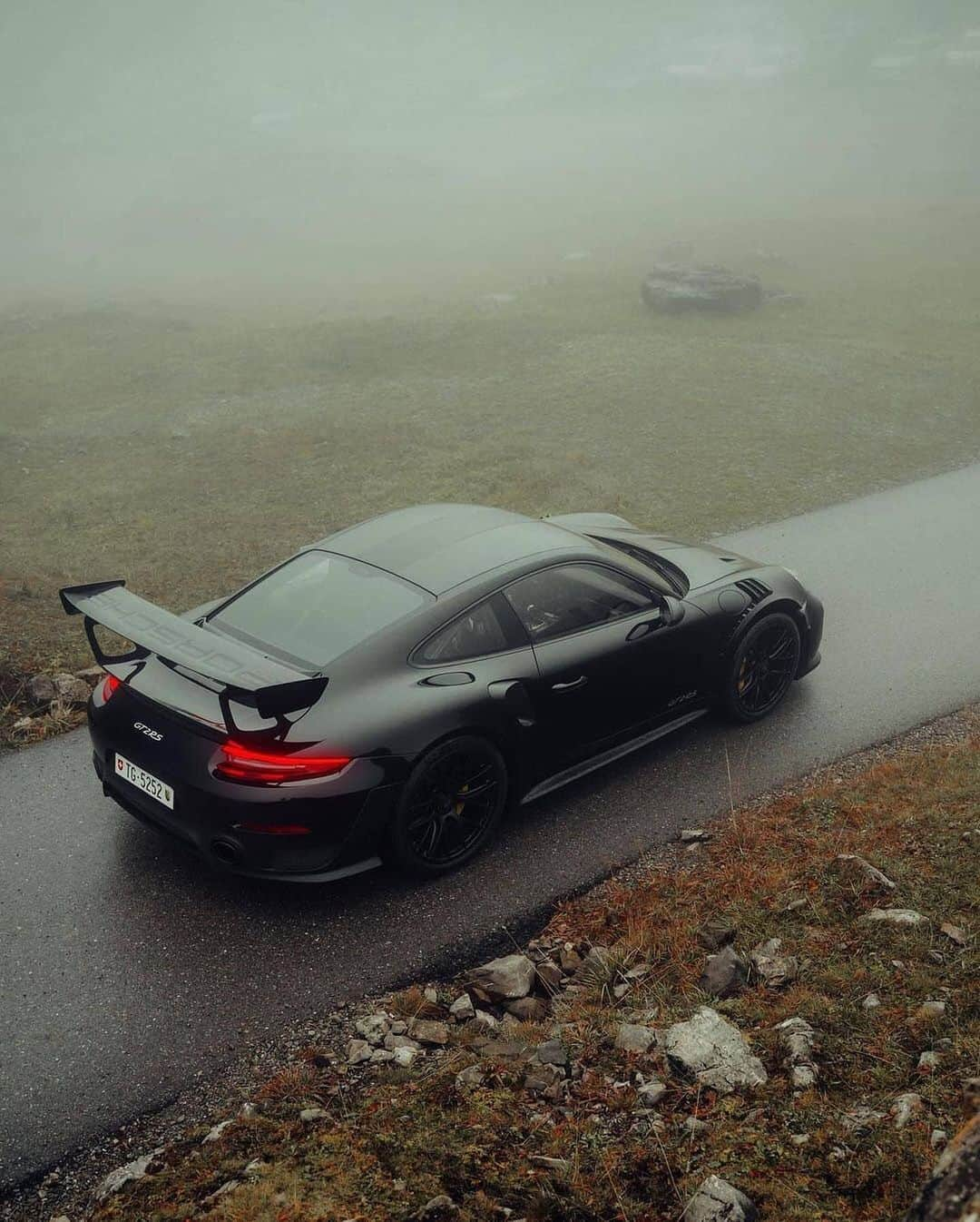 Kik:SoLeimanRTさんのインスタグラム写真 - (Kik:SoLeimanRTInstagram)「Porsche GT2RS Photos by @blekoshots 🔥◾️🔴🔵🔸   #cars #car #carporn #carsofinstagram  #luxury #supercars #supercar #auto  #love #speed #photography #jdm #racing  #carlifestyle  #sportscar #instacar  #instacars #drive #turbo #exoticcars #instagood #luxurycars #drift #instagram  #race   #photooftheday #vehicle #wheels  #sportscars  #carinstagram」1月16日 0時03分 - carinstagram