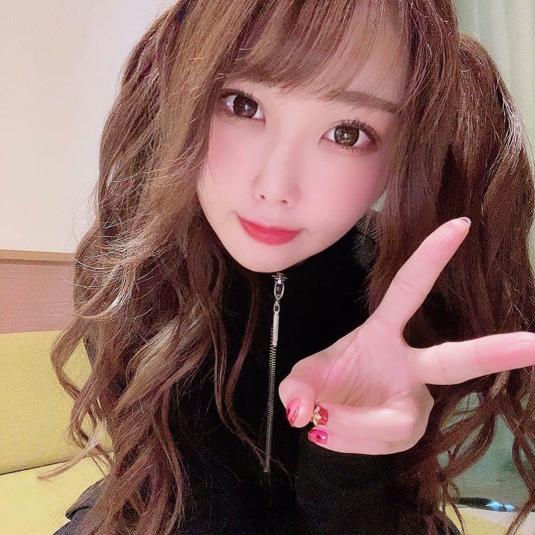 のインスタグラム：「ツインテールなんて20前半しか出来ないからいっぱいしとかなきゃ！って思ってたけど 28歳でもツインテール似合っちゃう自分がすき✌️🏻 自分可愛いとか そういうの言うのはばかられる日本だけど 私は自分の事は褒めた方が成長出来るし はっぴーなオーラが出て、私も周りもはっぴーになれるから良いことだと思ってるなの☺️ ナルシストが悪い言葉みたいに冷やかされた学生時代ってなんだったんだろう。 僻みかなあ。 自信持ってる事に僻んだり妬んだりした人が冷やかしてたのかなあ。 自信持ってることが恥ずかしいと思ってたな。 . これは人狼をして思い始めたことなんだけど、 人狼ゲーム中って 人間側のカード引いた時に、誰が人狼か分からないから 仲間の人間のことを疑ってしまったり投票しちゃったりする。 でもある程度自信持って投票する。 「こんな自信満々で間違えたら恥ずかしい」ってずっと思ってたの。 だけどある時に 「もう、間違えたら間違えたで良いんだよ。間違えたら 間違えさせた人狼側がすごいんだから。わあ〜騙された〜！楽しかった〜！で良いんだよ。」 ってアドバイスを貰って、 「騙されて恥ずかしい」じゃなくて 「騙した人狼すごい！」って発想するのすごく素敵だなあと思ったの。 . 自信を持って行った行動は 間違えても間違えてなくても 結果をポジティブに考えて 楽しめばそれで良いのでは！恥ずかしいことなんて無いんだなあと思ったり☺️ . . 何を言いたいのか書きたいのかよくわかんなくなったけど 私は何歳になっても自分の思う可愛いを貫くし もしも自分の可愛いとかかっこいいとか理想を貫くことが恥ずかしいとかおかしいんじゃないか、笑われるんじゃないかと思ったときは私に伝えてくれたら私は絶対に肯定するよ🐧✨ . . 自分を信じるで自信だからね✌️🏻 私が自分に自信がついたのは 私が思う可愛いを「可愛い」って言って言ってくれるみんながいる事、 そして色んなことを経験させてくれる仲間がいるから☺️ . . いつもありがとう🙏🏻💗」