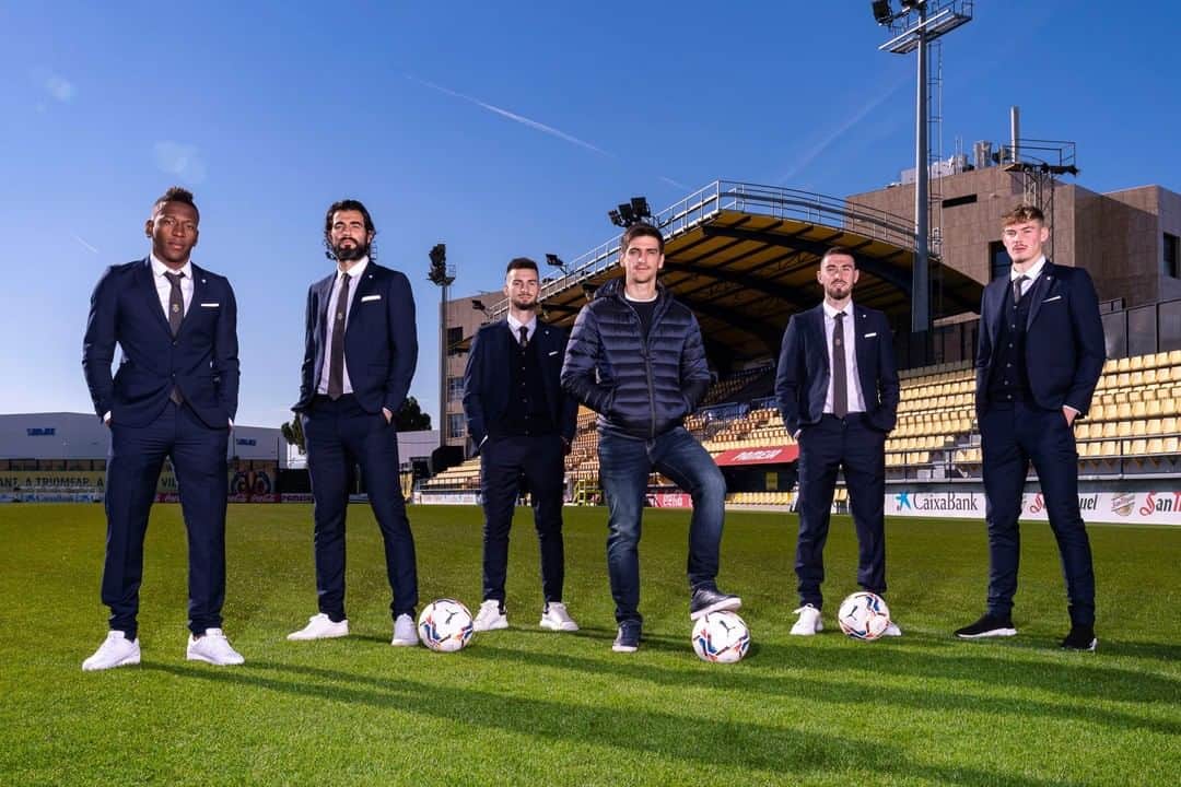 ビジャレアルCFのインスタグラム：「¡A la última moda de la mano de @vips_jeans  y @sseinse 👔📸!  . Fashionable with @vips_jeans and @sseinse 👔📸  . #villarreal #futbol #soccer #submarino #football #laliga」
