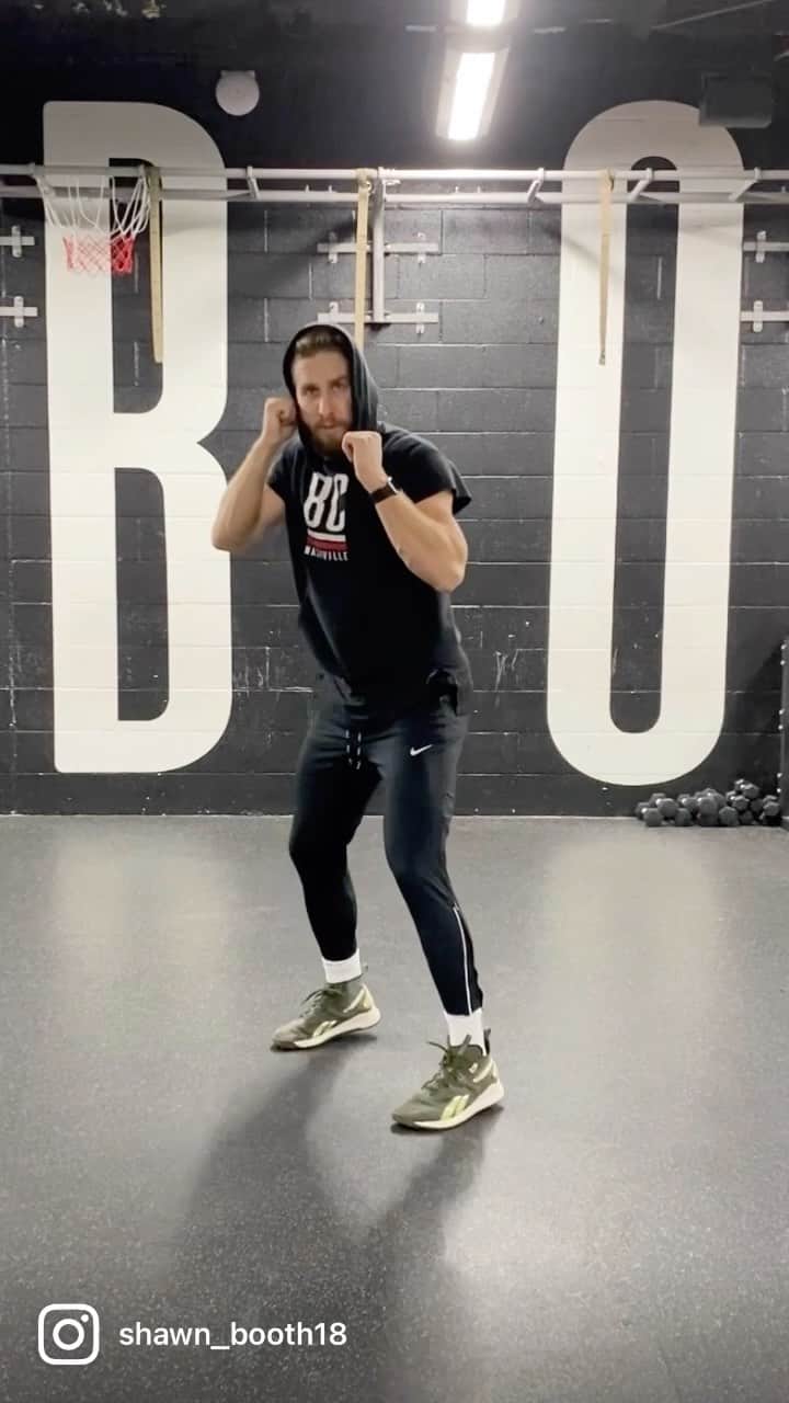 ショーン・ブースのインスタグラム：「12 rounds. Who you got?! 😏🥊 . TEAM @boothcampgym // @mytrainercarmen @mikeyfulton_fit @shawnaneel @buzzpeters . Big thanks to LD @larry_donald for coming in and taking our members through an awesome foundational boxing class. BC members are LEVELING UP in 2021 👊🏼 #BOOTHCAMPteam」