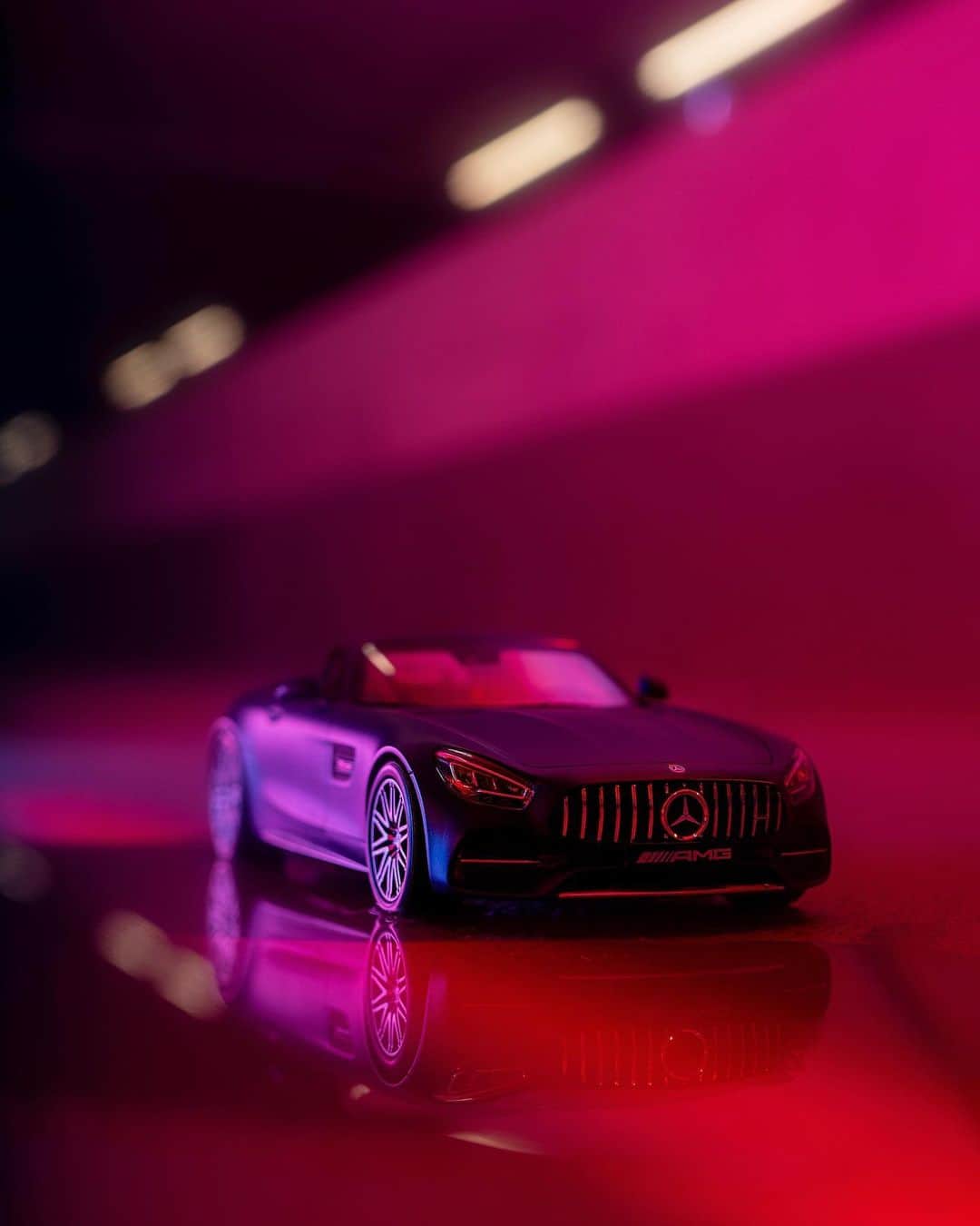 メルセデス・ベンツさんのインスタグラム写真 - (メルセデス・ベンツInstagram)「[Kraftstoffverbrauch kombiniert: 13,0 l/100 km  CO₂-Emissionen kombiniert: 298 g/km  mb4.me/DAT-Leitfaden  Mercedes-AMG GT C Roadster]  Enjoy the view of the miniature model Mercedes-AMG GT C Roadster. Get your own by clicking on the shopping tag. #MercedesAMG #GTC」1月16日 0時11分 - mercedesbenz