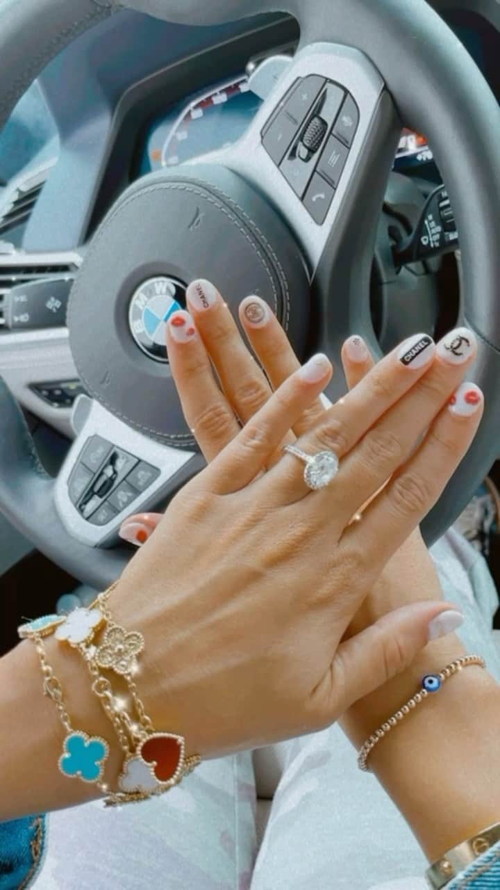 Alexandra M Rodriguezのインスタグラム：「A girl and her nails 💅💋  Am I too early for Valentines ? 😍💋 #chanel #valentines #love #january #2021 #lifeisbeautiful #nails #nailart #design #inspired #momlife #fashion #beauty #details @nova_diamonds」