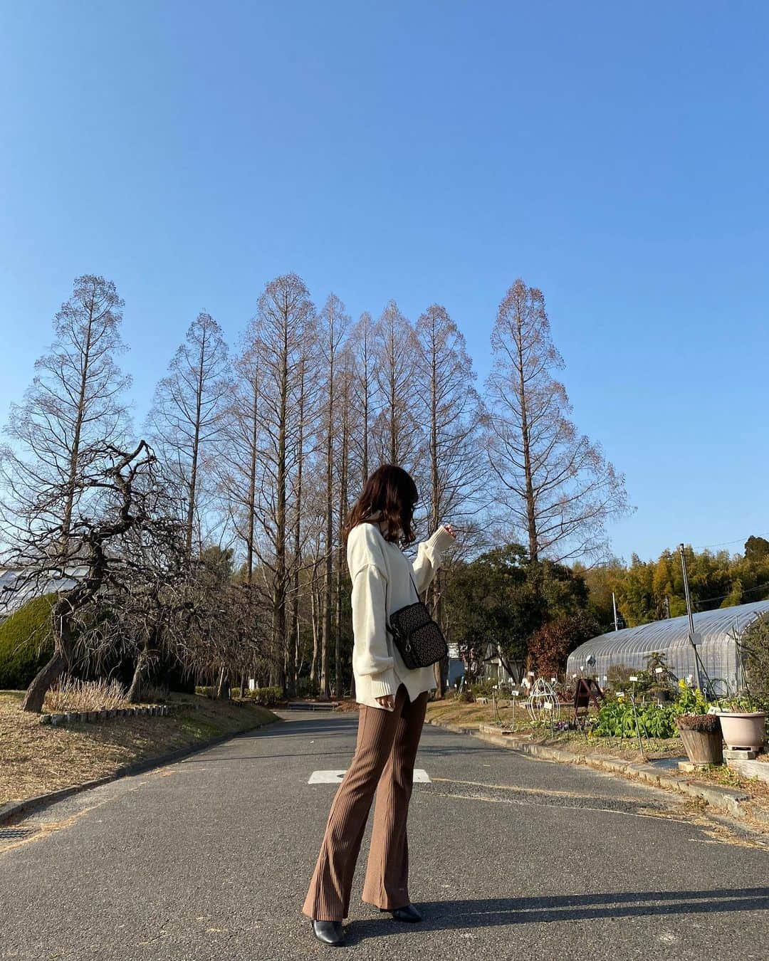 光咲ひなのインスタグラム：「. . . day off...👜 . . . 早くニット1枚で出かけたい🌸 . . slyのニット形可愛い〜☺️💓💓　 . #HNOVERSIZEKNITトップス . フレアパンツは153cm でヒール履いてスレスレ👏🏻そこもいい👏🏻 . #SHAPERIBFLAREパンツ . . . #coordinate #ootd #fashion #sly_fav #sly #moussysnap #moussy  #ニットコーデ #白ニット　#フレアパンツ　#153cm #153cmコーデ #リブパンツ #スライ　#マウジー」