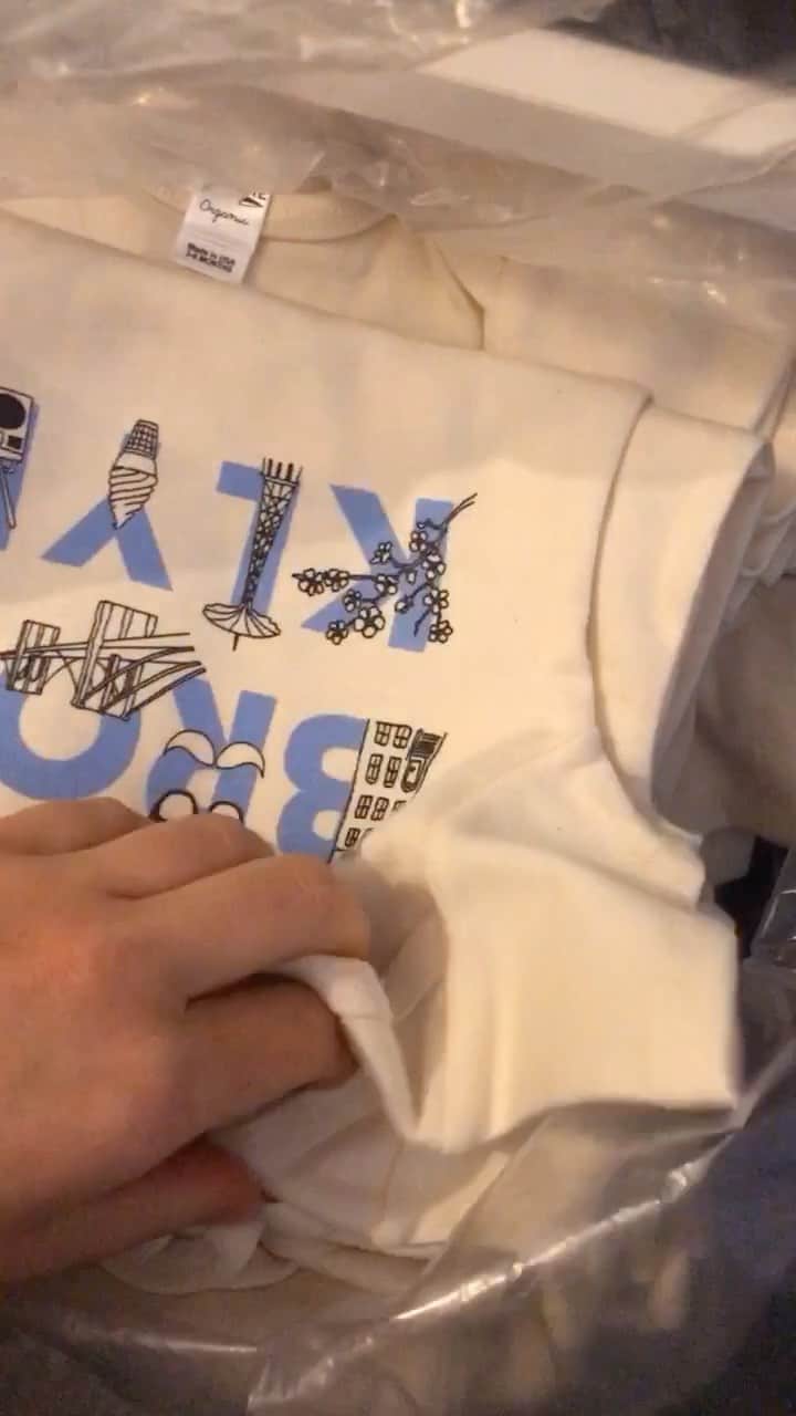 マップトートのインスタグラム：「Packing up a new wholesale order for one of our favorite Brooklyn stores @awesomebrooklyn ! . . #brooklyn #smallbusiness #shopsmall」