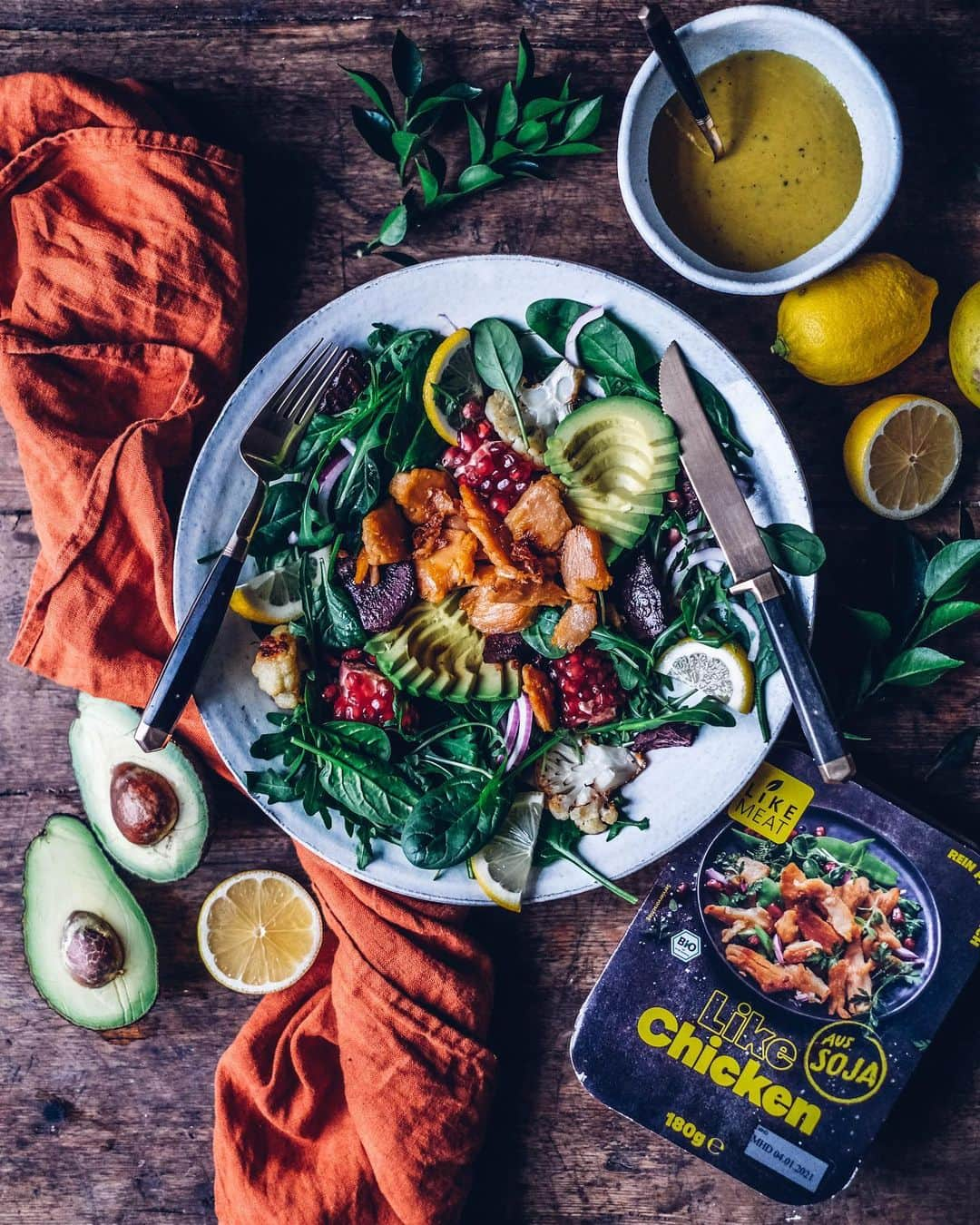 Our Food Storiesさんのインスタグラム写真 - (Our Food StoriesInstagram)「Werbung/Advertisement To celebrate #Veganuary we teamed up with @likemeat_de and created a wonderful winter salad with their product "Like Chicken". It seriously is the best meat substitute we ever had, it really completely tastes like chicken. All their products are based on organic soy or pea and do not contain artificial additives. Do you guys know Veganuary and are you participating? @likemeat_de created a landing page where you can sign up for Veganuary. Find the link in our profile and in stories. #soschmecktveganuary  *RECIPE*  Like Chicken - Spinach Salad (ingredients for 2 persons)  Like Chicken salad: 180g „Like Chicken“ 300g beetroot 2 tbsp olive oil 300g cauliflower 25g spinach 25g arugula 1 onion 1/2 pomegranate 1 avocado  Dressing: 2 tbsp tahini 1 tbsp maple syrup 1 tbsp white wine vinegar 1-2 tbsp lemon juice 2-3 tbsp olive oil 1 pinch of chilli salt & pepper  Preheat oven to 225°C/450°F top-and bottom heat. Peel beetroot, cut into smaller pieces, toss in olive oil and place on a baking sheet with baking paper - leave space for the cauliflower. Bake for 10 minutes. Rinse cauliflower, cut into smaller pieces, toss in olive oil and place on the baking sheet after the 10 minutes, then bake beetroot and cauliflower for another 10 minutes - season afterwards. Place spinach and arugula on 2 plates, add slices of onion, add pomegranate seeds and avocado slices. Fry the „Like Chicken“ in a non-sticking pan with a bit vegetable oil until golden brown and crispy, then spread on the salad. Mix all ingredients for the dressing, stir in a bit water little by little until it´s creamy, then pour over the salad. ___ #onthetable #gatheringslikethese #foodstylist #foodphotographer #germanfoodblogger #momentslikethese #fellowmag #veganfoodie #veganrecipes #wintersalad」1月16日 0時26分 - _foodstories_