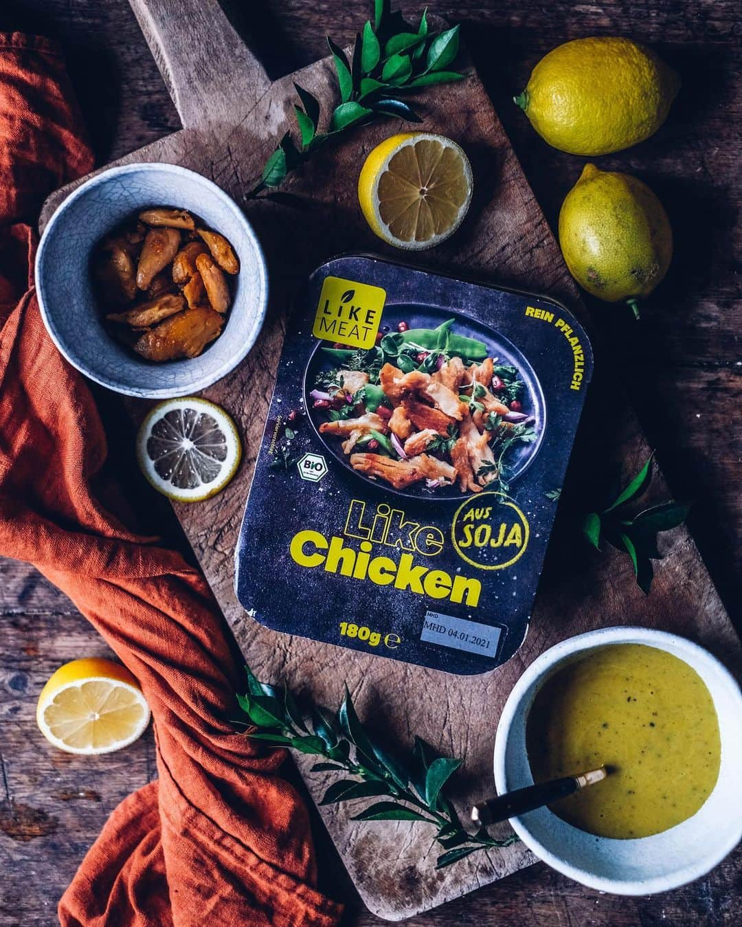 Our Food Storiesさんのインスタグラム写真 - (Our Food StoriesInstagram)「Werbung/Advertisement To celebrate #Veganuary we teamed up with @likemeat_de and created a wonderful winter salad with their product "Like Chicken". It seriously is the best meat substitute we ever had, it really completely tastes like chicken. All their products are based on organic soy or pea and do not contain artificial additives. Do you guys know Veganuary and are you participating? @likemeat_de created a landing page where you can sign up for Veganuary. Find the link in our profile and in stories. #soschmecktveganuary  *RECIPE*  Like Chicken - Spinach Salad (ingredients for 2 persons)  Like Chicken salad: 180g „Like Chicken“ 300g beetroot 2 tbsp olive oil 300g cauliflower 25g spinach 25g arugula 1 onion 1/2 pomegranate 1 avocado  Dressing: 2 tbsp tahini 1 tbsp maple syrup 1 tbsp white wine vinegar 1-2 tbsp lemon juice 2-3 tbsp olive oil 1 pinch of chilli salt & pepper  Preheat oven to 225°C/450°F top-and bottom heat. Peel beetroot, cut into smaller pieces, toss in olive oil and place on a baking sheet with baking paper - leave space for the cauliflower. Bake for 10 minutes. Rinse cauliflower, cut into smaller pieces, toss in olive oil and place on the baking sheet after the 10 minutes, then bake beetroot and cauliflower for another 10 minutes - season afterwards. Place spinach and arugula on 2 plates, add slices of onion, add pomegranate seeds and avocado slices. Fry the „Like Chicken“ in a non-sticking pan with a bit vegetable oil until golden brown and crispy, then spread on the salad. Mix all ingredients for the dressing, stir in a bit water little by little until it´s creamy, then pour over the salad. ___ #onthetable #gatheringslikethese #foodstylist #foodphotographer #germanfoodblogger #momentslikethese #fellowmag #veganfoodie #veganrecipes #wintersalad」1月16日 0時26分 - _foodstories_