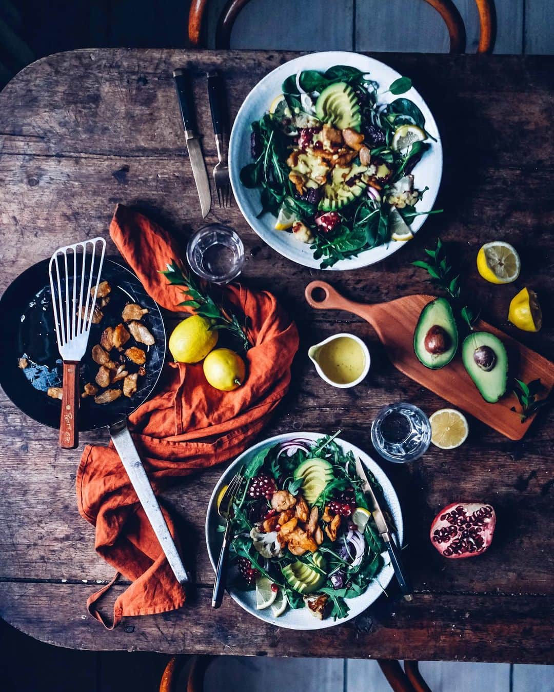 Our Food Storiesのインスタグラム：「Werbung/Advertisement To celebrate #Veganuary we teamed up with @likemeat_de and created a wonderful winter salad with their product "Like Chicken". It seriously is the best meat substitute we ever had, it really completely tastes like chicken. All their products are based on organic soy or pea and do not contain artificial additives. Do you guys know Veganuary and are you participating? @likemeat_de created a landing page where you can sign up for Veganuary. Find the link in our profile and in stories. #soschmecktveganuary  *RECIPE*  Like Chicken - Spinach Salad (ingredients for 2 persons)  Like Chicken salad: 180g „Like Chicken“ 300g beetroot 2 tbsp olive oil 300g cauliflower 25g spinach 25g arugula 1 onion 1/2 pomegranate 1 avocado  Dressing: 2 tbsp tahini 1 tbsp maple syrup 1 tbsp white wine vinegar 1-2 tbsp lemon juice 2-3 tbsp olive oil 1 pinch of chilli salt & pepper  Preheat oven to 225°C/450°F top-and bottom heat. Peel beetroot, cut into smaller pieces, toss in olive oil and place on a baking sheet with baking paper - leave space for the cauliflower. Bake for 10 minutes. Rinse cauliflower, cut into smaller pieces, toss in olive oil and place on the baking sheet after the 10 minutes, then bake beetroot and cauliflower for another 10 minutes - season afterwards. Place spinach and arugula on 2 plates, add slices of onion, add pomegranate seeds and avocado slices. Fry the „Like Chicken“ in a non-sticking pan with a bit vegetable oil until golden brown and crispy, then spread on the salad. Mix all ingredients for the dressing, stir in a bit water little by little until it´s creamy, then pour over the salad. ___ #onthetable #gatheringslikethese #foodstylist #foodphotographer #germanfoodblogger #momentslikethese #fellowmag #veganfoodie #veganrecipes #wintersalad」