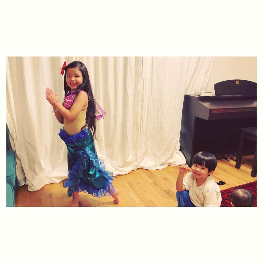 沖樹莉亜さんのインスタグラム写真 - (沖樹莉亜Instagram)「今日はリタの幼稚園最後のお遊戯会でした 最初は中止になりそうでしたが、感染対策をきちんとしながら 子供たちだけで開催してくださいました🙏 そしてみんなのために動いてくれたママ、パパのおかげで急遽生配信まで🙏 お家で見る事ができました📺  ずっと練習してた事を 大きなステージで披露できて良かったね！ 上手だったよ！ 大きくなったな… 成長したな… もう小学生か… あっという間だな…  色んな気持ちが押し寄せて 涙腺崩壊😂  お世話するママたちが誰一人いない中、年長全員の着替えや髪型やお片付けをしてくださった先生に本当に感謝です😂 そして生配信してくれたおかげでその姿を見る事ができて皆さんに本当に感謝😍🙏♥️❤️  色々制限された中、我慢したり中止になったりがとても多い今の子たち  でもお迎えに行った時の目を見たらみんなキラキラで それまた感動😂😂😂♥️♥️♥️💕💖  大変良くできました💮💮💮  #お遊戯会 #リトルマーメイド #littlemermaid #ariel #アリエル  #よくできました #よく頑張りました」1月16日 0時27分 - juliaokijulia