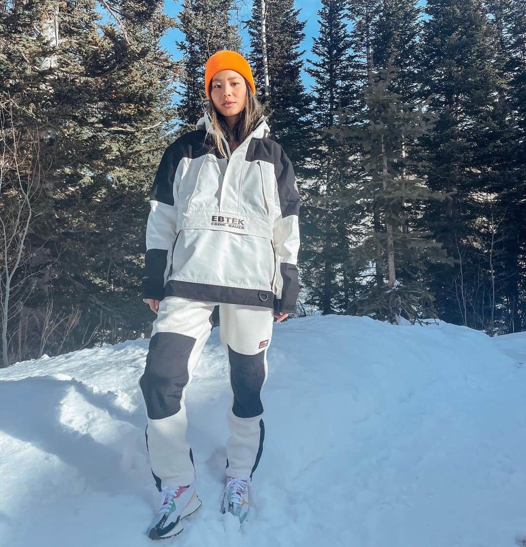ジェイミー・チャンのインスタグラム：「Who’s ready for a snow day!? 🙋🏻‍♀️🙋🏻‍♀️🙋🏻‍♀️ EBtek @eddiebauer   #ebcontributor #findyourselfoutside」