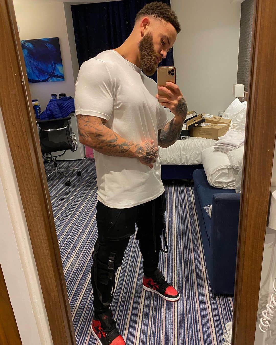 のインスタグラム：「I now have to run my business between a hotel room and hospital cubicle. A literal Instagram vs harsh reality situation. However, I refuse to let my standards slip, my work rate drop and my vision fade away. ✊🏾💯💫 . Dusty hotel room mirror or refined studio shoot. These KARGO pants still speak the same language 🗣🔥 www.its-plain.com @itsplain_  . T’s dropping next month 🎲」
