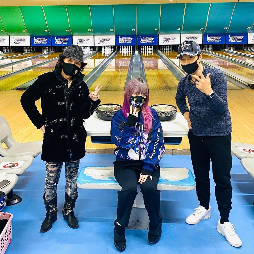 黒田アーサーのインスタグラム：「今日はプロテストに向けて岩見プロと山下さんとポートボウルで練習会をしました😉👍ずっと腰を痛めてて本日が初投げでした💦😅最初は怖々投げてましたが、徐々に身体があったまって来たら腰の痛みは気にならなくなってました😊🙌最後に255ピンを打って気持ち良く終わりました😉👍のいちゃん💕山下さんありがとうございました🙇‍♂️🙏 #練習会 #岩見彩乃プロ  #のいちゃん #山下さん #黒田アーサー #東京ポートボウル  #公式アンバサダー #坐骨神経痛改善」