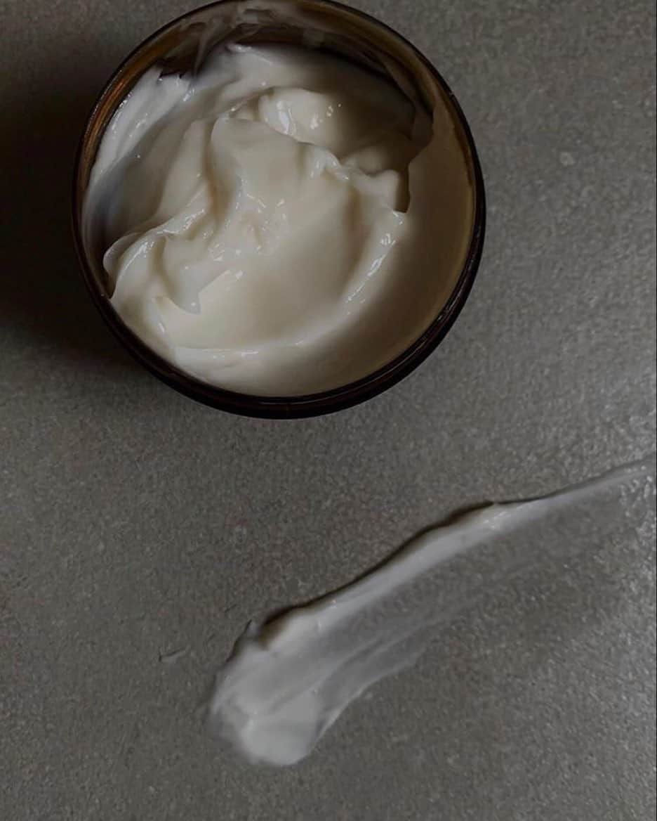 マリナ・デュランダのインスタグラム：「Our body needs not only proper nutrition and sport, but also care🙌🏼  Moisturizing is one of the important things, both butter and lotion are suitable for this 🧴  And of course, do not forget to drink water, because it is also an important factor! Water has a beneficial effect on the skin, nourishes it and rejuvenates it. When dehydrated, the skin becomes dry, peeling and wrinkling. __________________ Наше тело нуждается не только в правильном питании и спорте, но и в уходе🙌🏼  Увлажнение один из важных моментов, для этого подойдёт как и масло так и лосьон 🧴   И конечно не забываем пить воду так как это тоже важный фактор, вода благоприятно действует на кожу, питает ее и омолаживает. При обезвоживании кожа становится сухой, шелушиться и морщинится.」