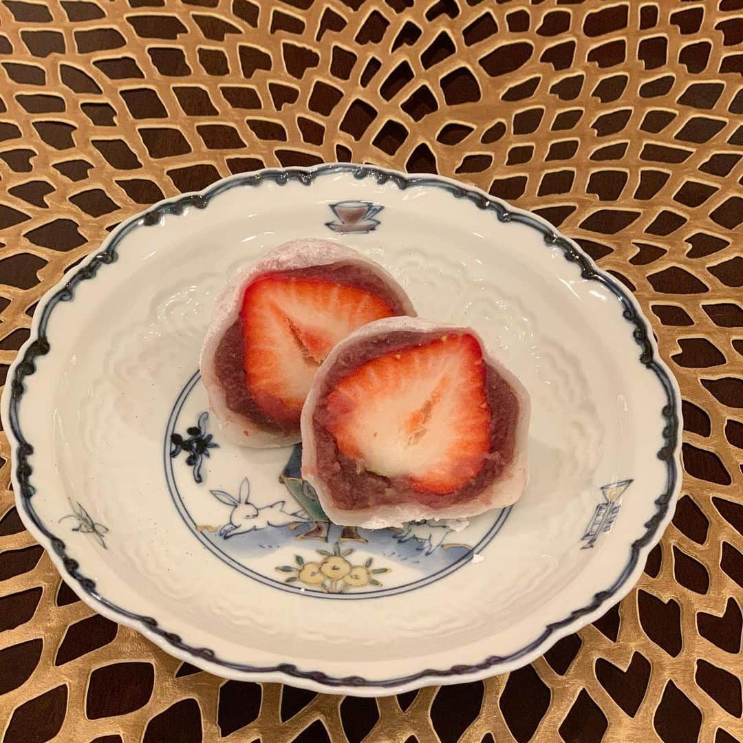 沢瀉美緒さんのインスタグラム写真 - (沢瀉美緒Instagram)「※ Japanese sweet 🍓 . Strawberry and sweet beans paste  are covered with mochi ✨ . 大好きな青山にある【まめ】の苺大福 3月末でお店を閉めてしまうとのこと… . コロナではなく、もう歳だからねぇとのこと。 前職の仲間と本気で継ぎたいと思う位。 . もうマンゴー餡が食べられないってこと…⁉️😭 . と思いつつ、苺大福も寄れる時には 噛み締めようと思います… . 悲報😢でした . . #まめ #苺大福 #青山まめ #青山 #東京 #ミオログ #異邦人 #山本長左」1月16日 0時35分 - mio_omodaka