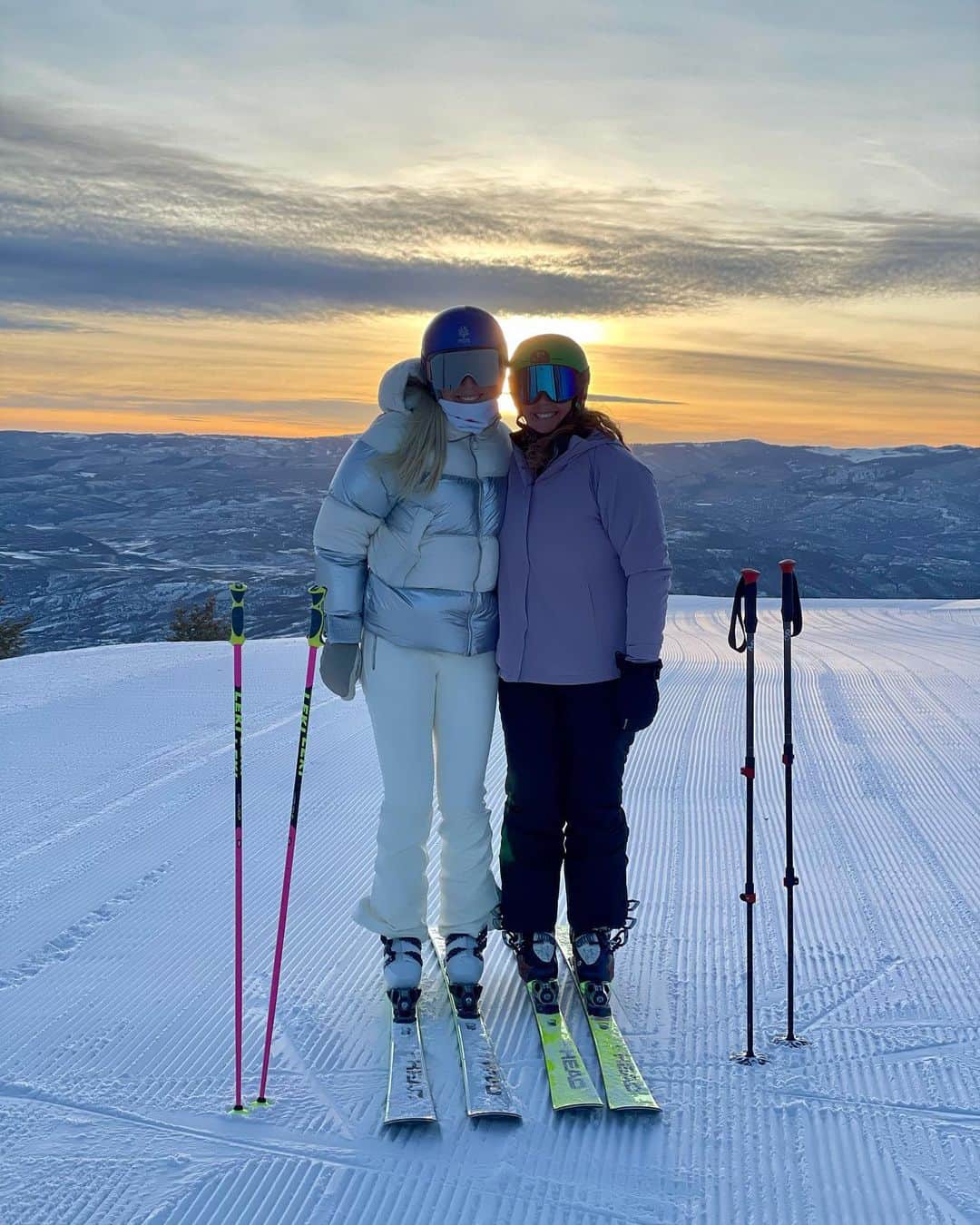 リンゼイ・ボンのインスタグラム：「Skied with and interviewed my idol, Picabo Street, yesterday. It’s incredible in life how things come full circle. Honored to be able to tell her story in this new documentary that I am directing with Frank Marshall.」