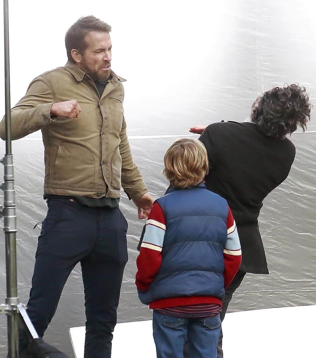 Just Jaredさんのインスタグラム写真 - (Just JaredInstagram)「@vancityreynolds throws a punch at @markruffalo on the set of their upcoming #Netflix movie #TheAdamProject. Tap this picture in the LINK IN BIO for more details! #ryanreynolds  #markruffalo  Photo: Getty」1月16日 0時36分 - justjared