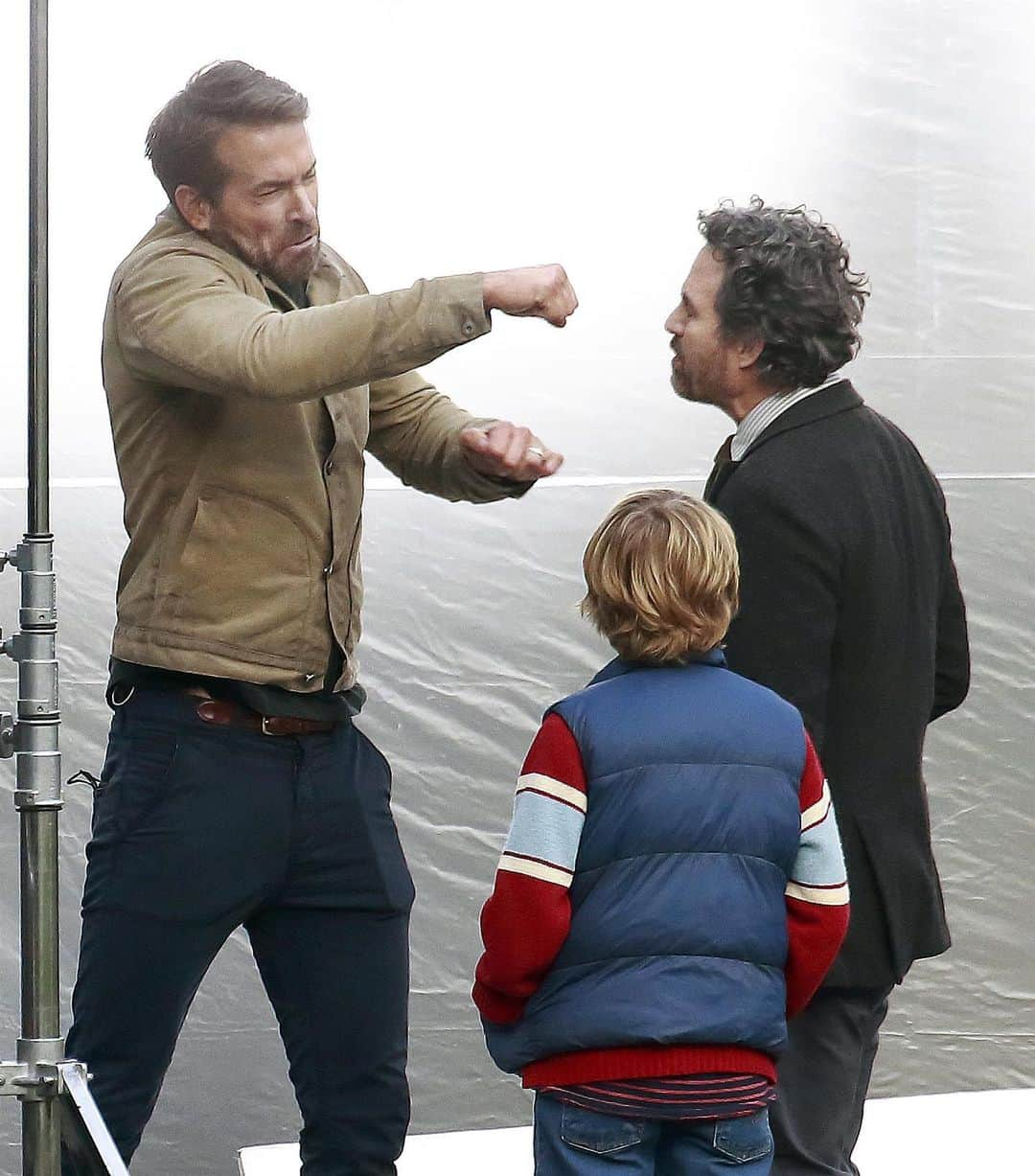 Just Jaredさんのインスタグラム写真 - (Just JaredInstagram)「@vancityreynolds throws a punch at @markruffalo on the set of their upcoming #Netflix movie #TheAdamProject. Tap this picture in the LINK IN BIO for more details! #ryanreynolds  #markruffalo  Photo: Getty」1月16日 0時36分 - justjared