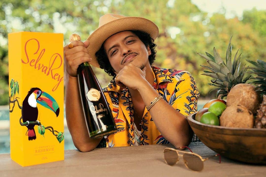 ブルーノ・マーズさんのインスタグラム写真 - (ブルーノ・マーズInstagram)「Why buy rum from a pirate when you can buy it from a player? 😎 @selvareyrum #TropicalLuxury」1月16日 0時37分 - brunomars