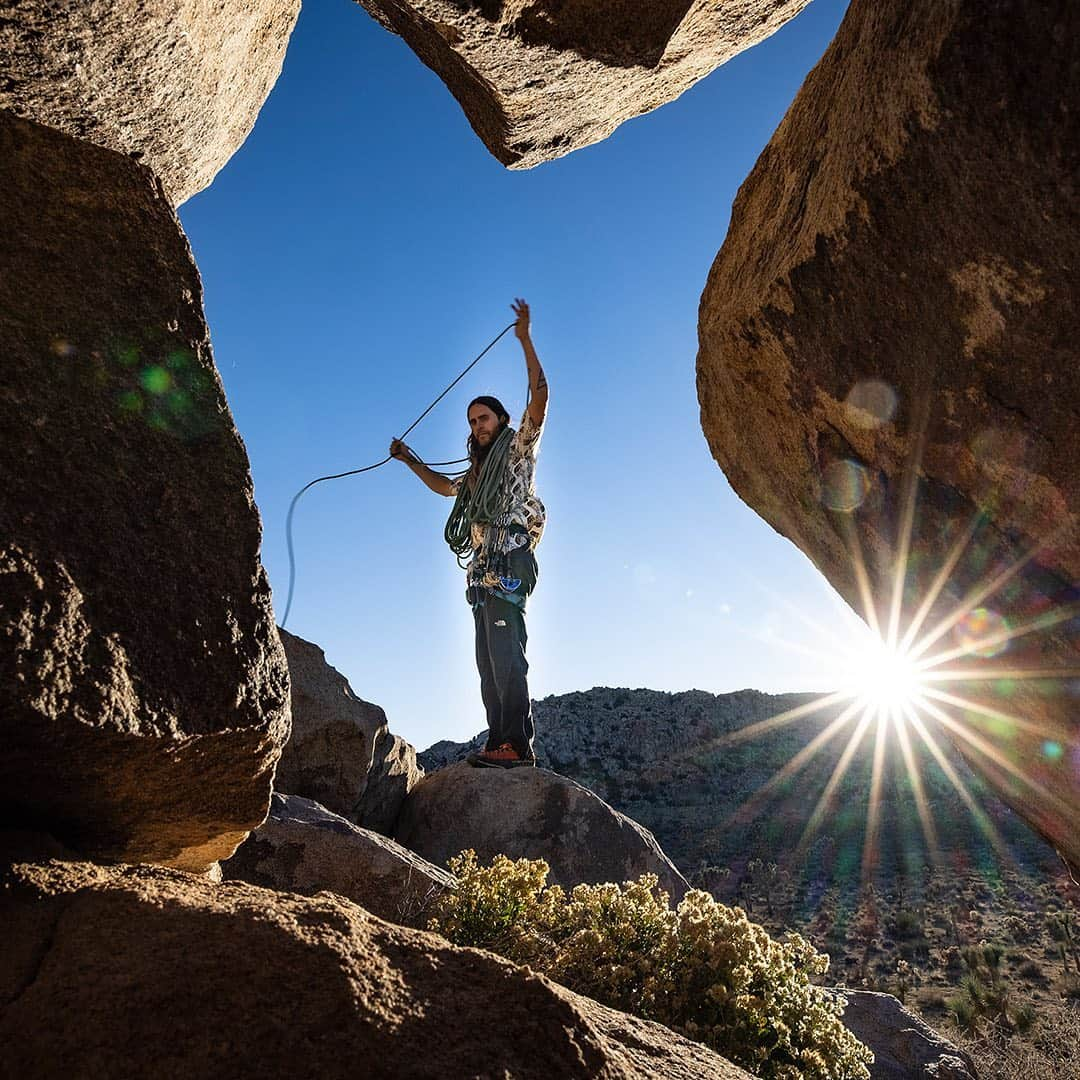 グッチさんのインスタグラム写真 - (グッチInstagram)「Photographed by @jimmychin, @jaredleto wears pieces from #TheNorthFacexGucci collection.  The images appear in three articles from @sidetrackedmag: ‘In Search of the Yucca Man’ shows Jared Leto captured climbing in the Joshua Tree National Park, ‘Climbing Other Mountains’ is an  interview between Oscar winners Jared Leto and Jimmy Chin, and ‘Celebrating the Spirit of Exploration’ unveils the collaboration between two brands’ shared values of adventure, freedom, respect for nature, and, the spirit of exploration. Tune in to listen to @jaredleto and @jimmychin on  our live at 8pm CET / 2pm EST / 11am PST Discover more through link in bio.  @alessandro_michele #AlessandroMichele @thenorthface #GucciEditorials」1月16日 0時39分 - gucci